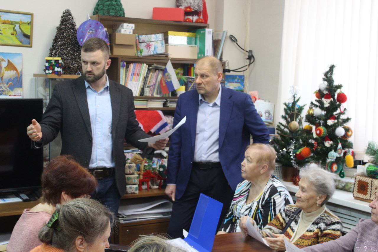 Заместитель главы городского округа Фрязино Антон Тропин совместно с руководителем Щёлковского отделения Газпромбанка Николаем Баженовым встретился с представителями старшего поколения в рамках программы &laquo;Активное долголетие&raquo;