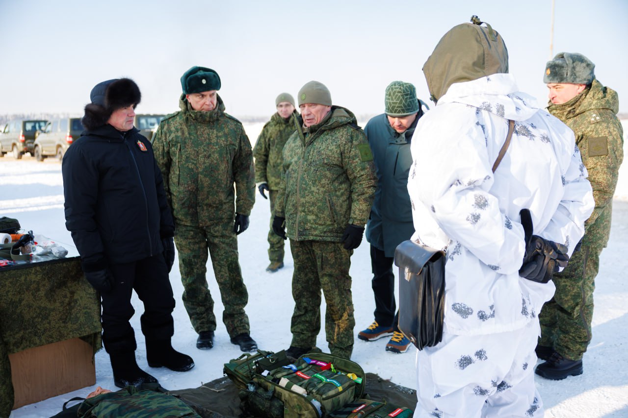 Вместе с заместителем главнокомандующего Сухопутными войсками Александром Матовниковым приехали на один из полигонов Московского высшего общевойскового командного училища, где тренируются кремлевские курсанты &mdash; новое поколение офицеров
