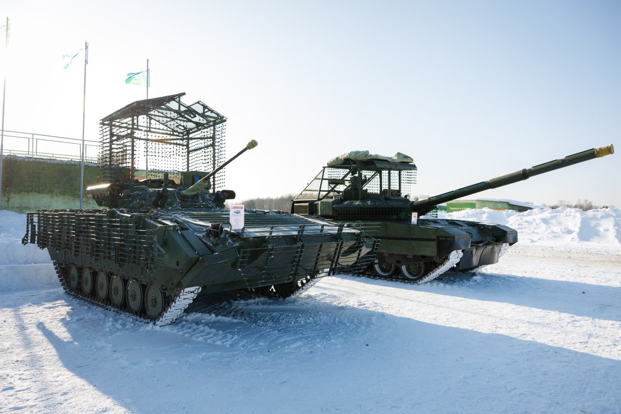 Вместе с заместителем главнокомандующего Сухопутными войсками Александром Матовниковым приехали на один из полигонов Московского высшего общевойскового командного училища, где тренируются кремлевские курсанты &mdash; новое поколение офицеров