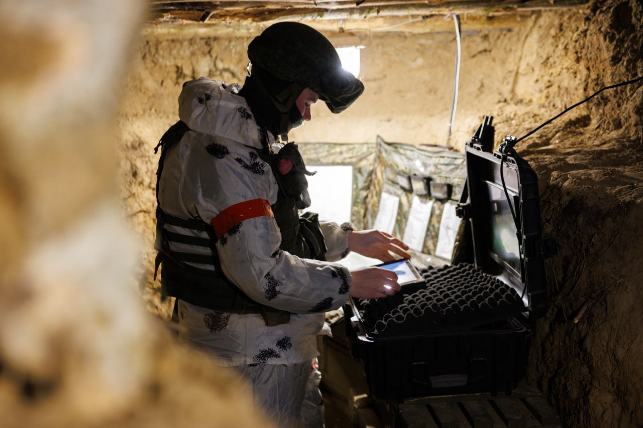 Вместе с заместителем главнокомандующего Сухопутными войсками Александром Матовниковым приехали на один из полигонов Московского высшего общевойскового командного училища, где тренируются кремлевские курсанты &mdash; новое поколение офицеров