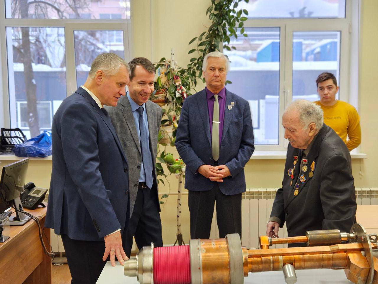 Глава городского округа Фрязино Дмитрий Воробьев совместно с руководителем фракции &laquo;Единая Россия&raquo; Александрой Киреевой поздравили Почётного жителя наукограда Фрязино Карла Георгиевича Симонова с Днём российской науки