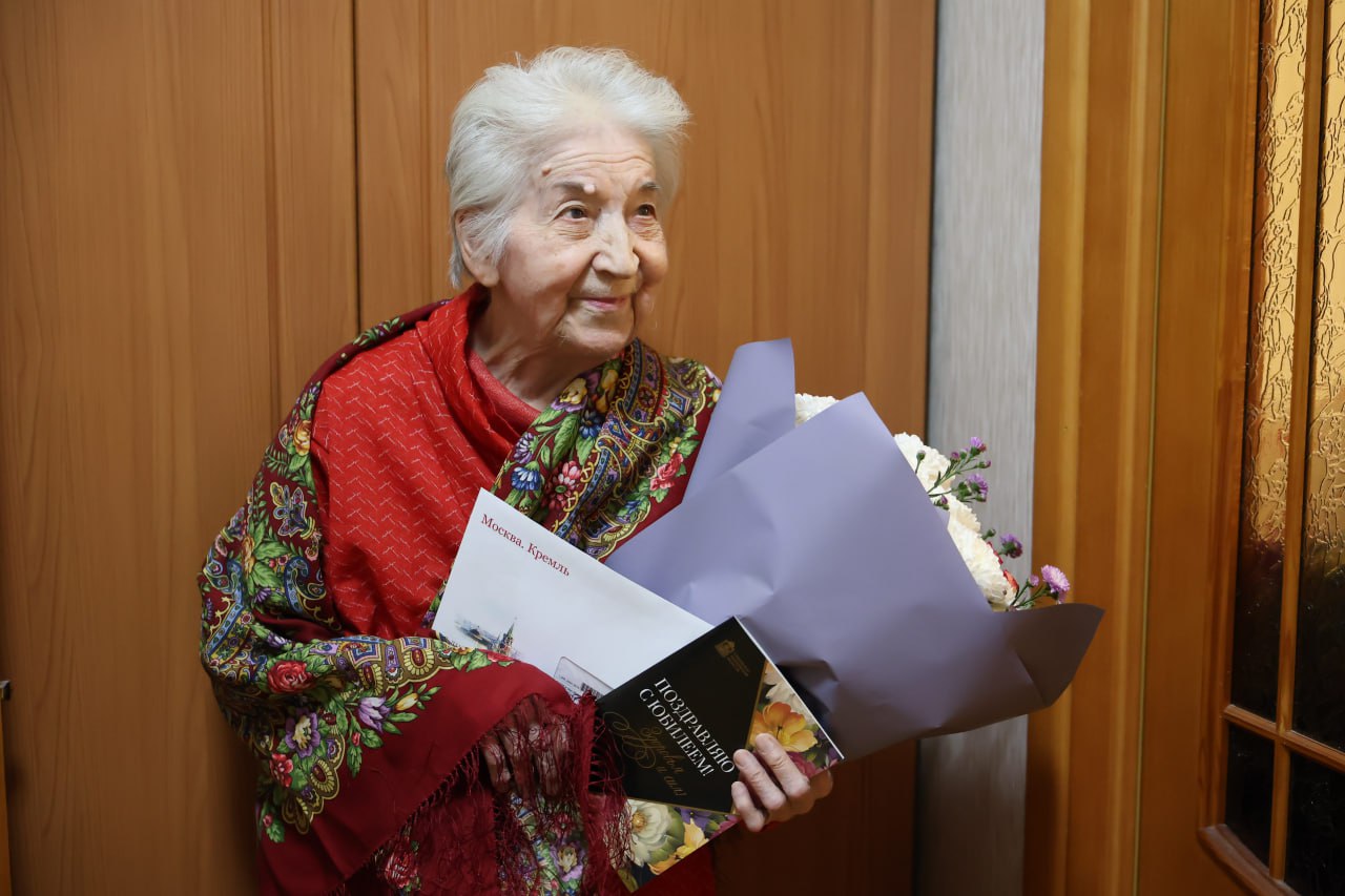 Глава городского округа Фрязино Дмитрий Воробьев вместе с председателем Совета депутатов Полиной Коноваловой поздравили с 95-летним юбилеем труженицу тыла Газизову Мининур Абдулхаировну!