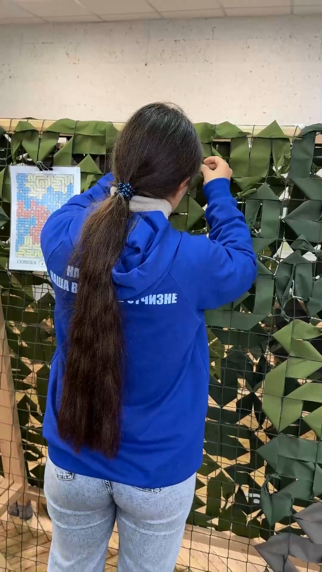 Активисты «Молодой Гвардии» во Фрязино продолжают изготовление маскировочных сетей для участников СВО