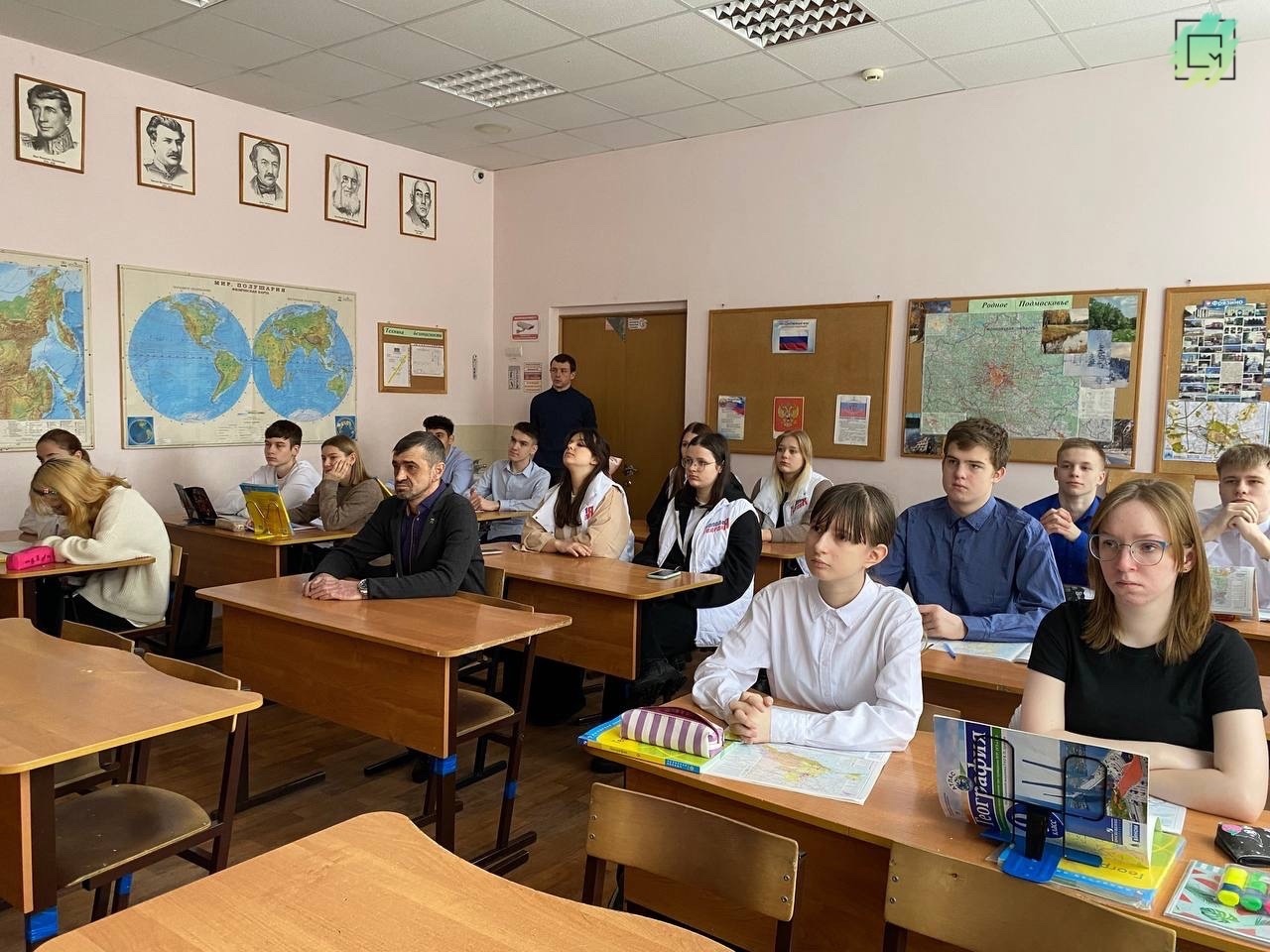 сотрудники молодёжного центра провели серию профилактических бесед «Наркотики. Секреты манипуляции»