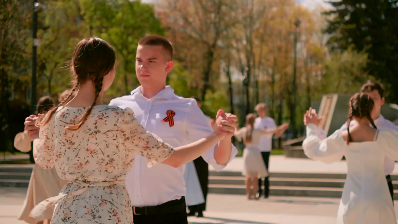 В честь 80-летия Великой Победы на Площади Победы закружился вальс — торжественный, трогательный, наполненный памятью и благодарностью