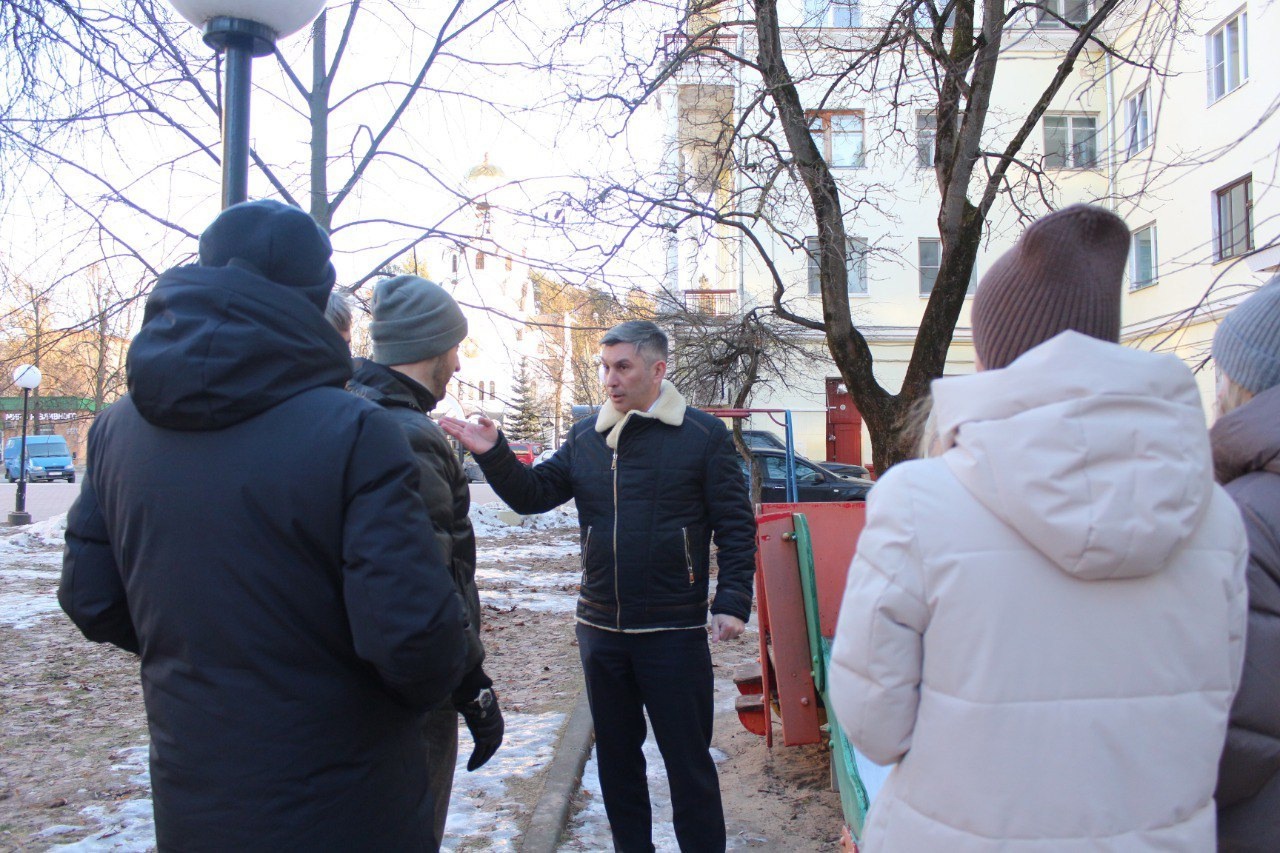 Первый заместитель главы Нодар Бощеван городского округа Фрязино, в рамках обхода закреплённой территории, проверил содержание Аллеи Героев.