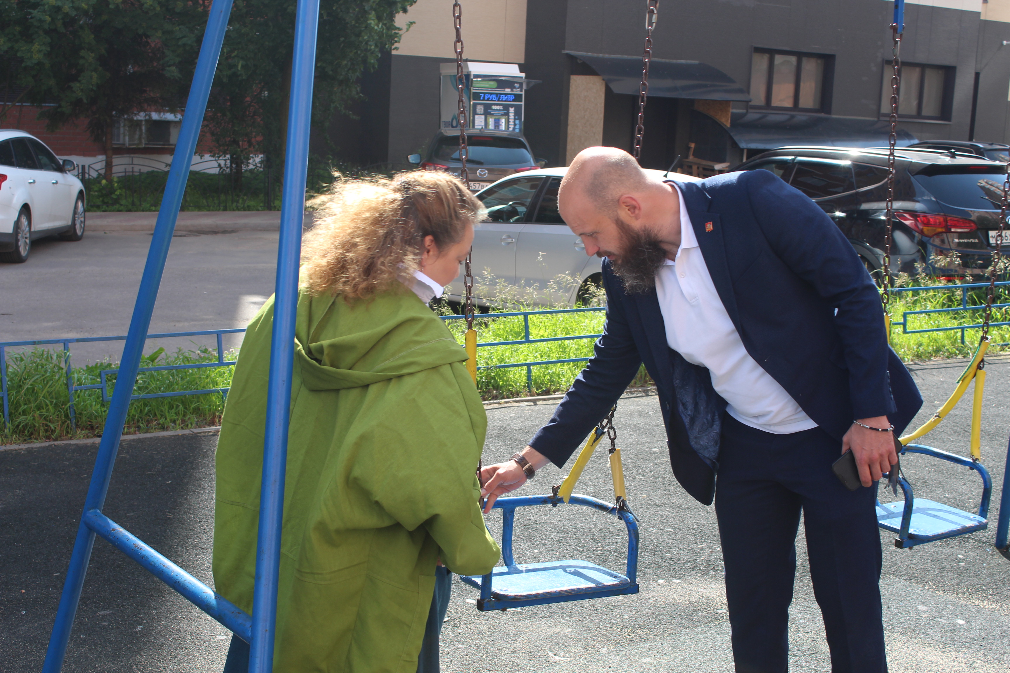 Начальник управления благоустройства Павел Никишкин и депутат Алексей Коночев в рамках срочной выездной администрации провели встречу с Александрой Соколиковой, которая обратилась через портал &laquo;Добродел&raquo; с вопросами по благоустройству