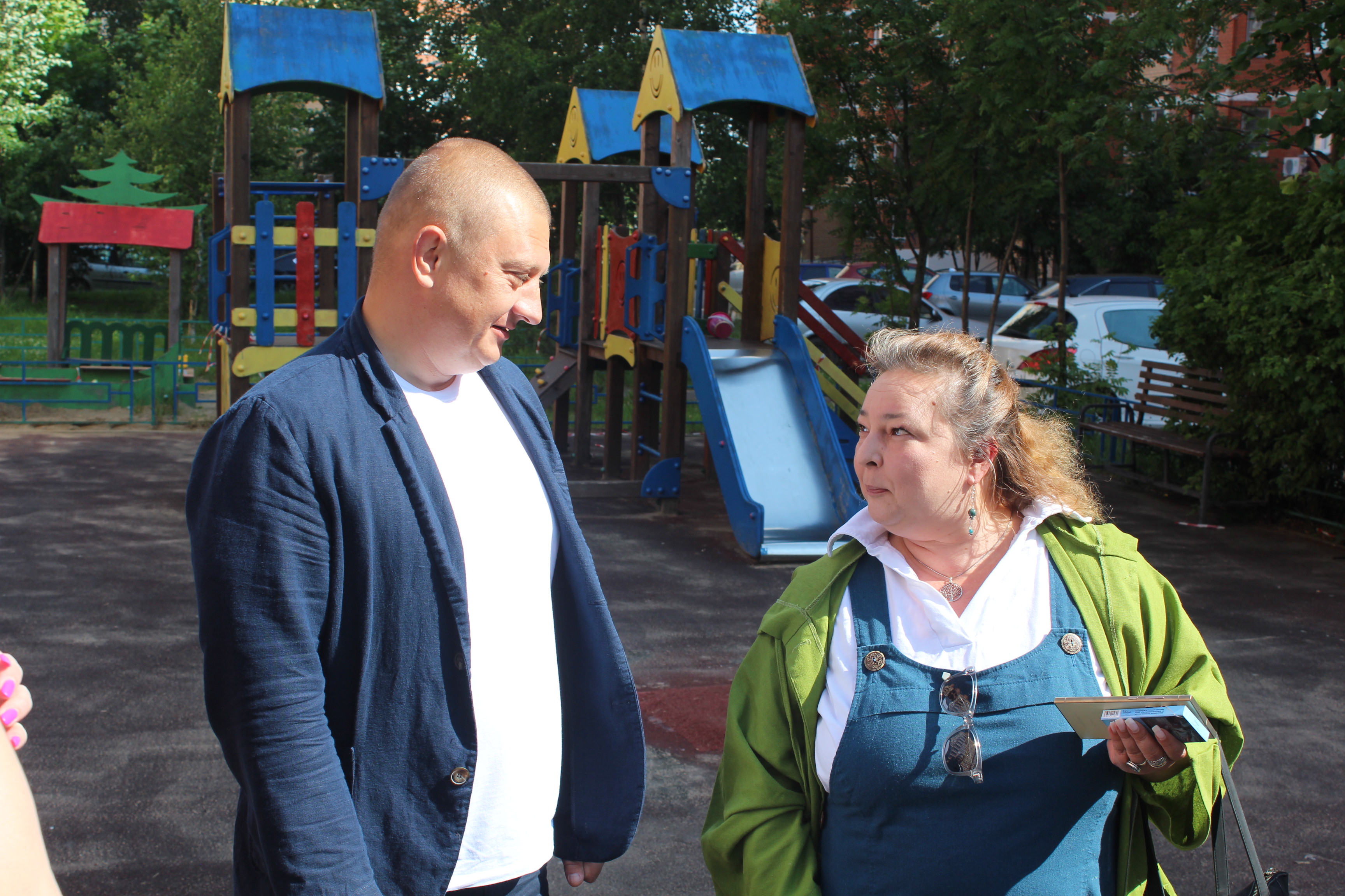 Начальник управления благоустройства Павел Никишкин и депутат Алексей Коночев в рамках срочной выездной администрации провели встречу с Александрой Соколиковой, которая обратилась через портал &laquo;Добродел&raquo; с вопросами по благоустройству