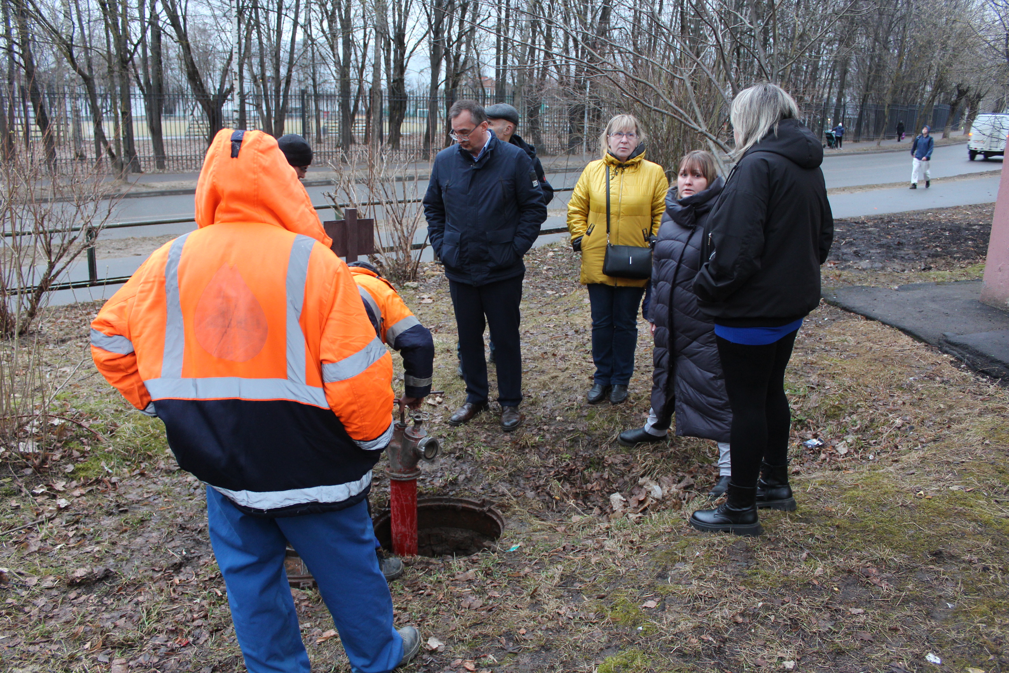Начальник управления ЖКХ городского округа Фрязино Олег Фрибус совместно с коллегами, представителями водоканала и управляющей компании провели очередную встречу с жителями дома №23 по улице Ленина.