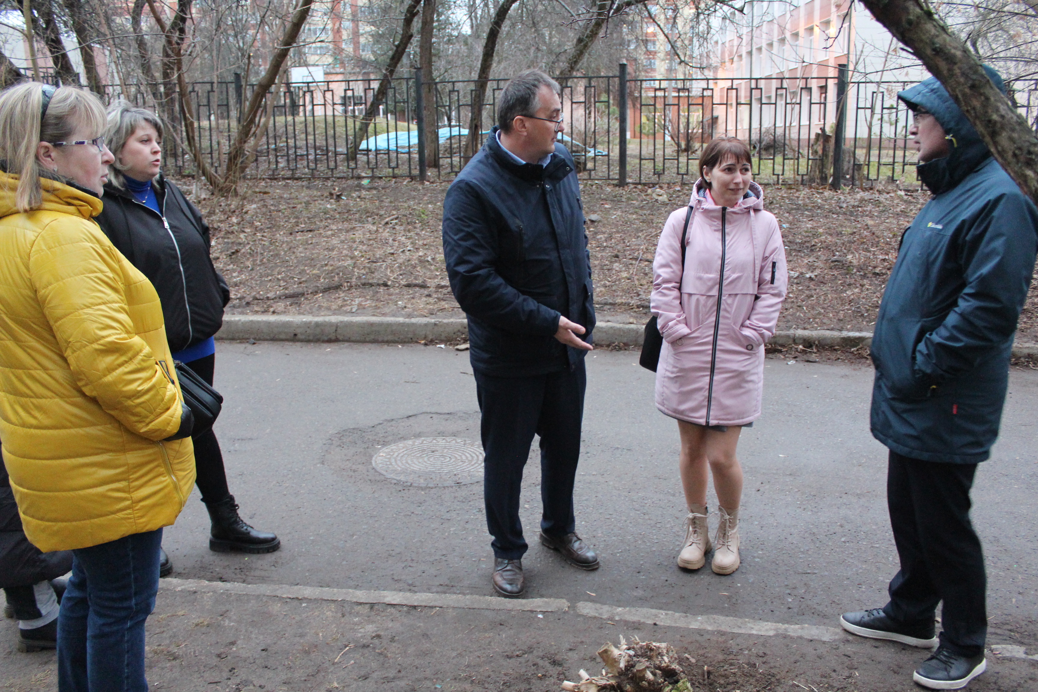 Начальник управления ЖКХ городского округа Фрязино Олег Фрибус совместно с коллегами, представителями водоканала и управляющей компании провели очередную встречу с жителями дома №23 по улице Ленина.