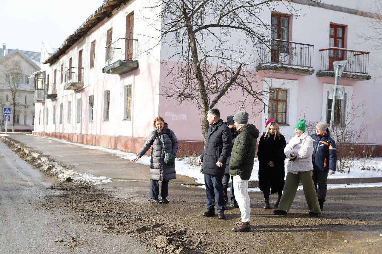 Первый заместитель главы городского округа Фрязино Нодар Бощеван совместно с активными жителями провел Обход территорий прошел по адресам: ул. Институтская, д. 21, 23; ул. Ленина, д. 4, 6; ул. Центральная, д. 22, 24.