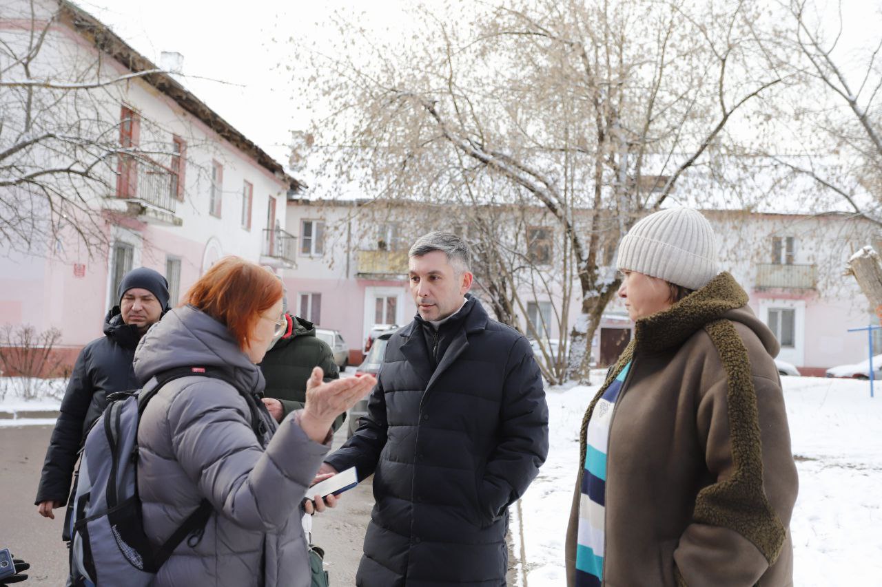 Первый заместитель главы городского округа Фрязино Нодар Бощеван совместно с активными жителями провел Обход территорий прошел по адресам: ул. Институтская, д. 21, 23; ул. Ленина, д. 4, 6; ул. Центральная, д. 22, 24.