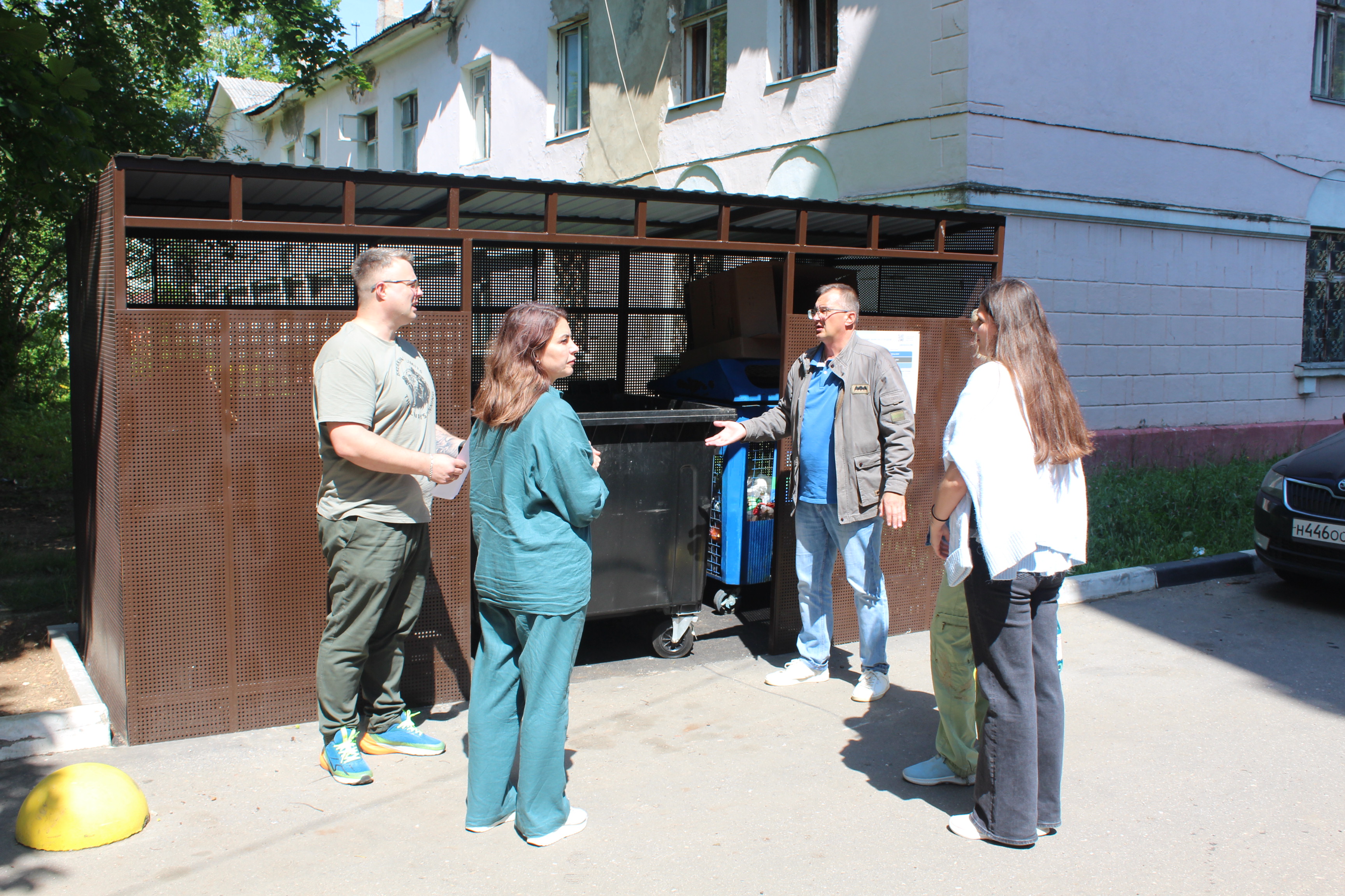 Начальник управления ЖКХ, экологии и связи Олег Фрибус вместе с представителями управляющей компании посетил двор дома №5 по улице Центральной для проверки состояния контейнерных площадок и вопросов уборки мусора