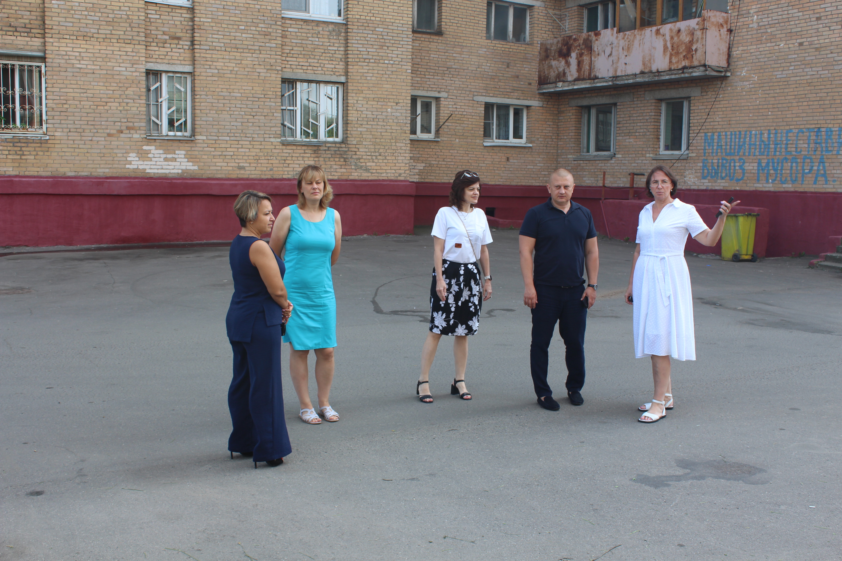 Заместитель главы городского округа Фрязино Юлия Шувалова вместе с депутатом Совета депутатов Алексеем Коночевым провели выездную проверку содержания территории на Окружном проезде возле домов 4, 6 и 10