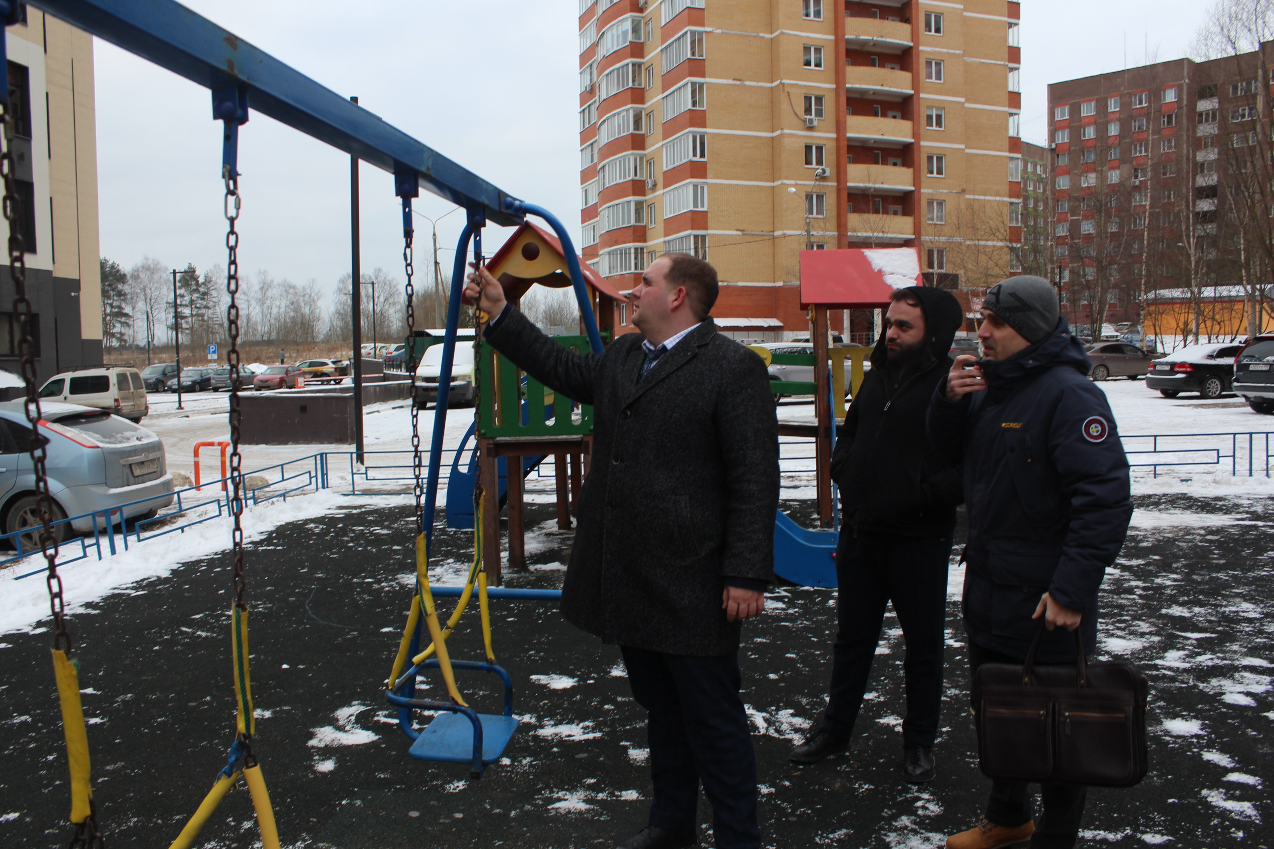 Заместитель главы городского округа Фрязино Артем Вольчак провел обход территории.