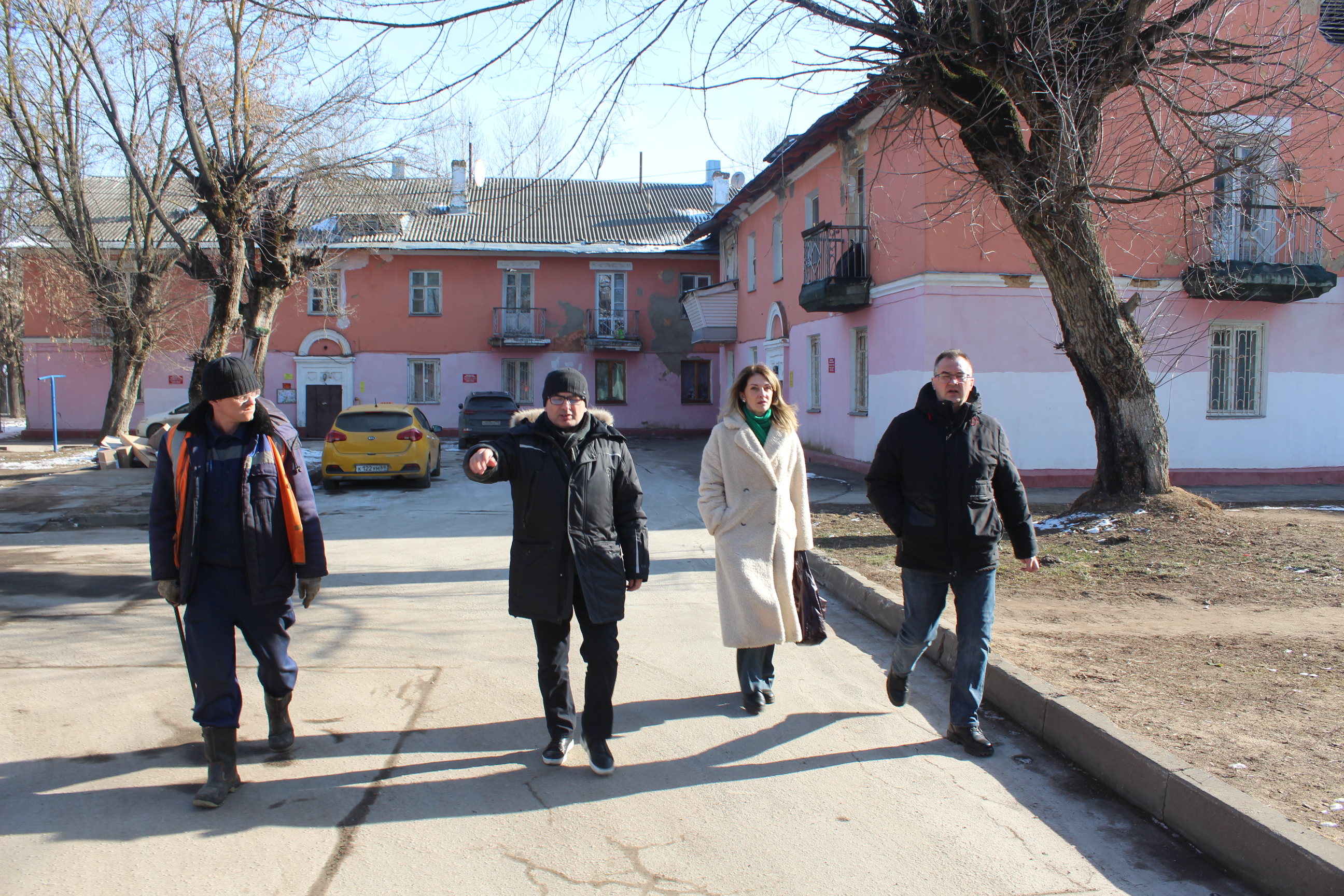 Заместитель главы городского округа Фрязино Виктория Оганезова встретилась с жителями дома №2 по улице Школьная.