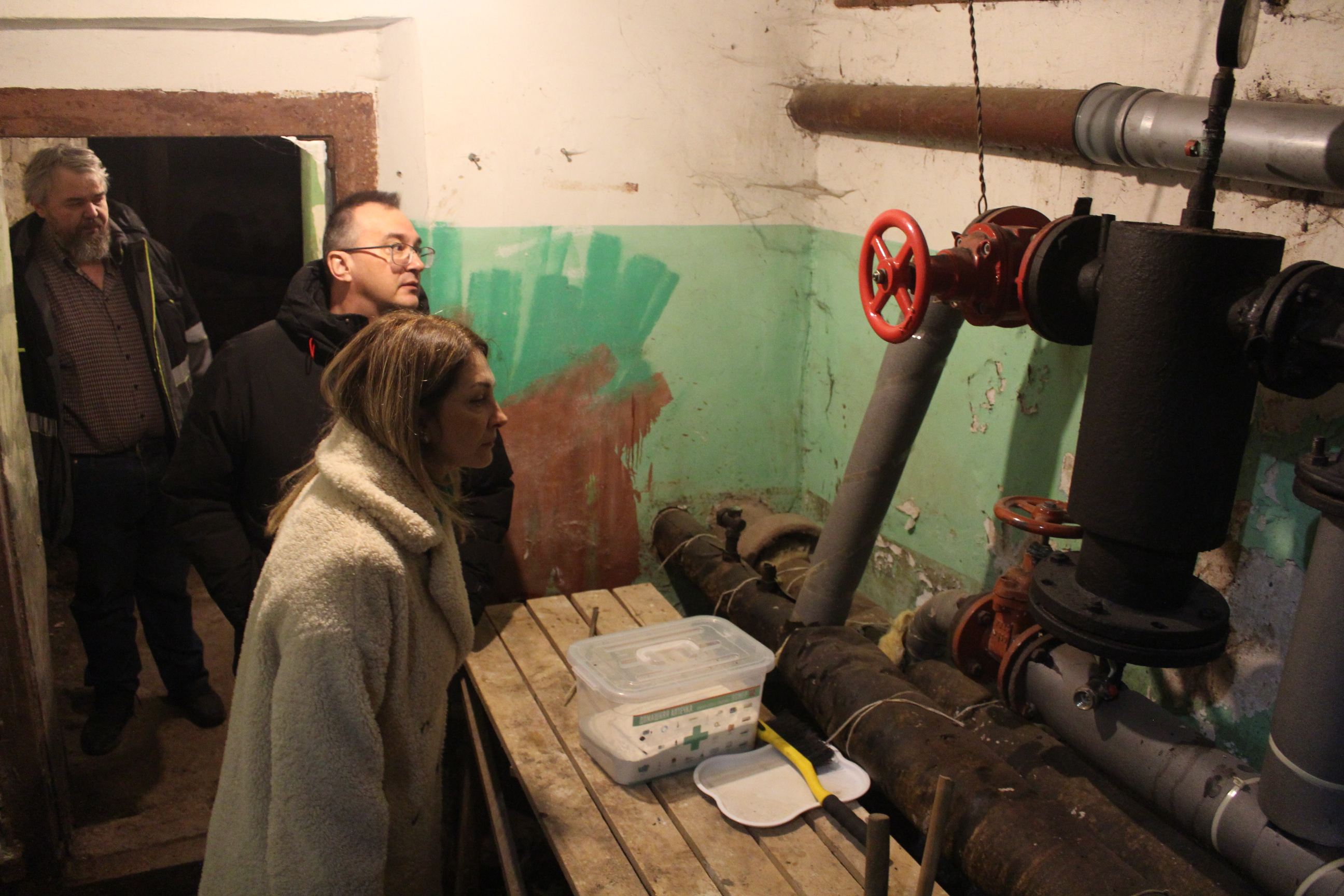 Заместитель главы городского округа Фрязино Виктория Оганезова встретилась с жителями дома №2 по улице Школьная.