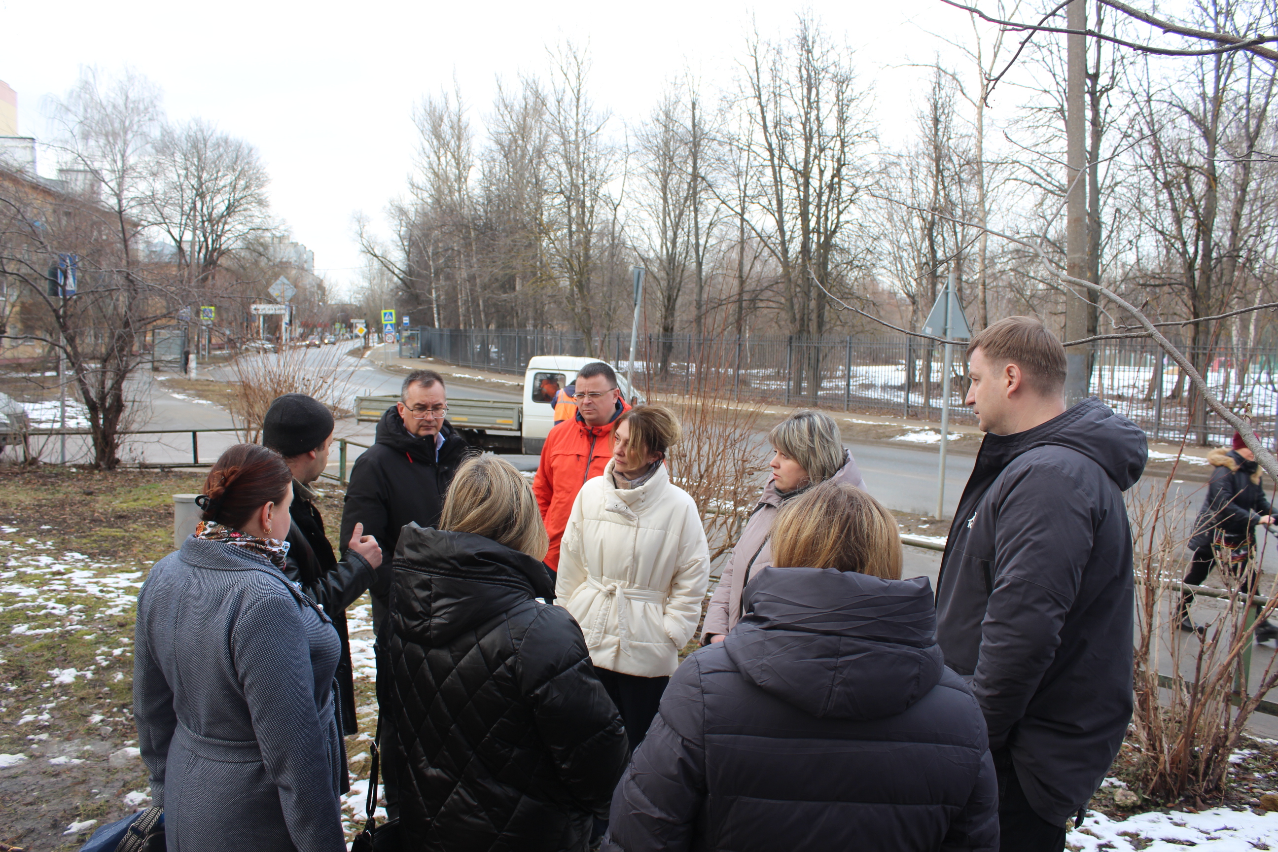 Заместитель главы городского округа Фрязино Виктория Оганезова провела встречу с жителями улицы Ленина, посвященную вопросу водоснабжения.