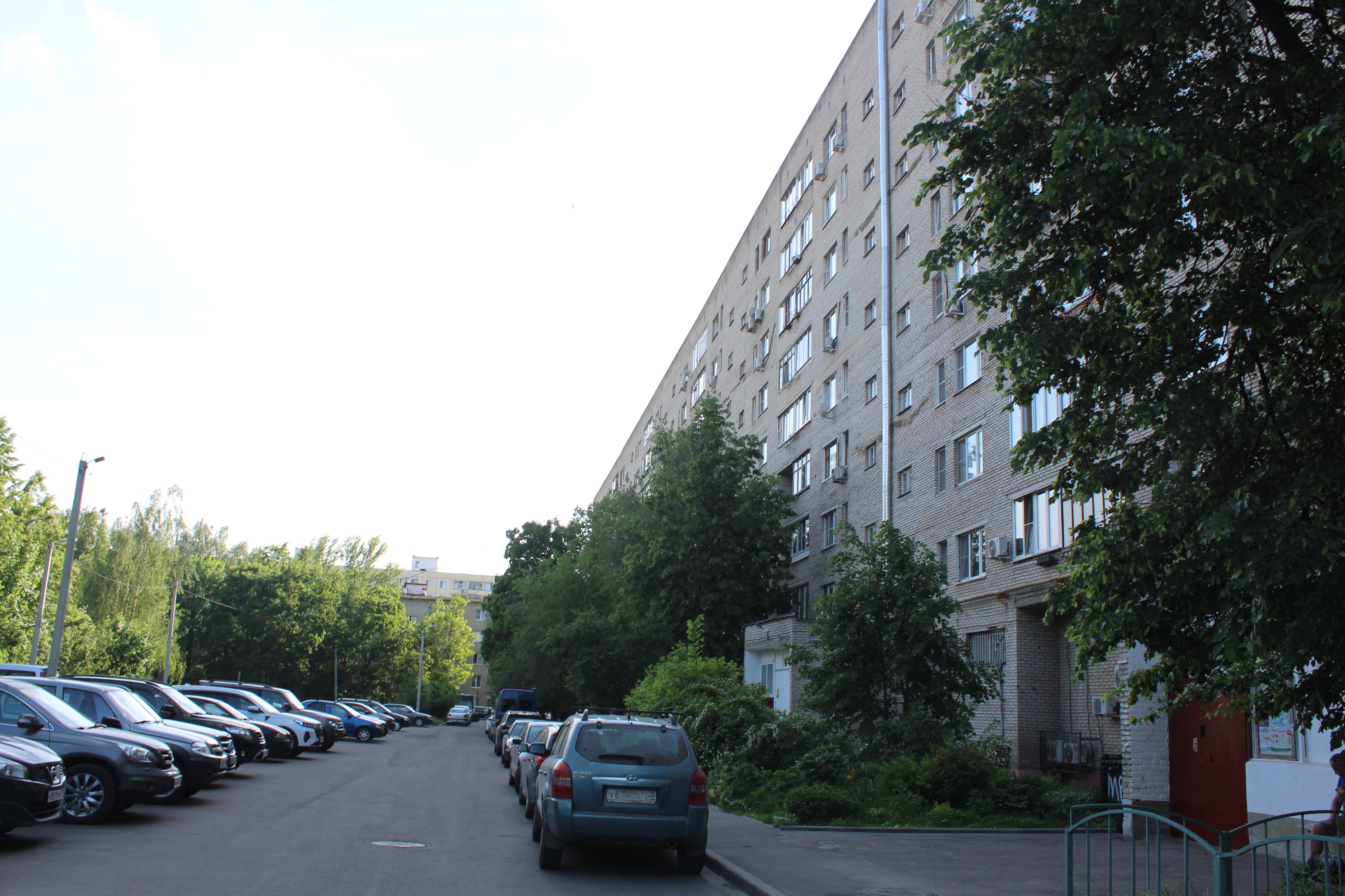 В рамках регулярных обходов закрепленных территорий заместитель главы городского округа Фрязино Артем Вольчак провел встречу с жителями дома №8 по проспекту Мира