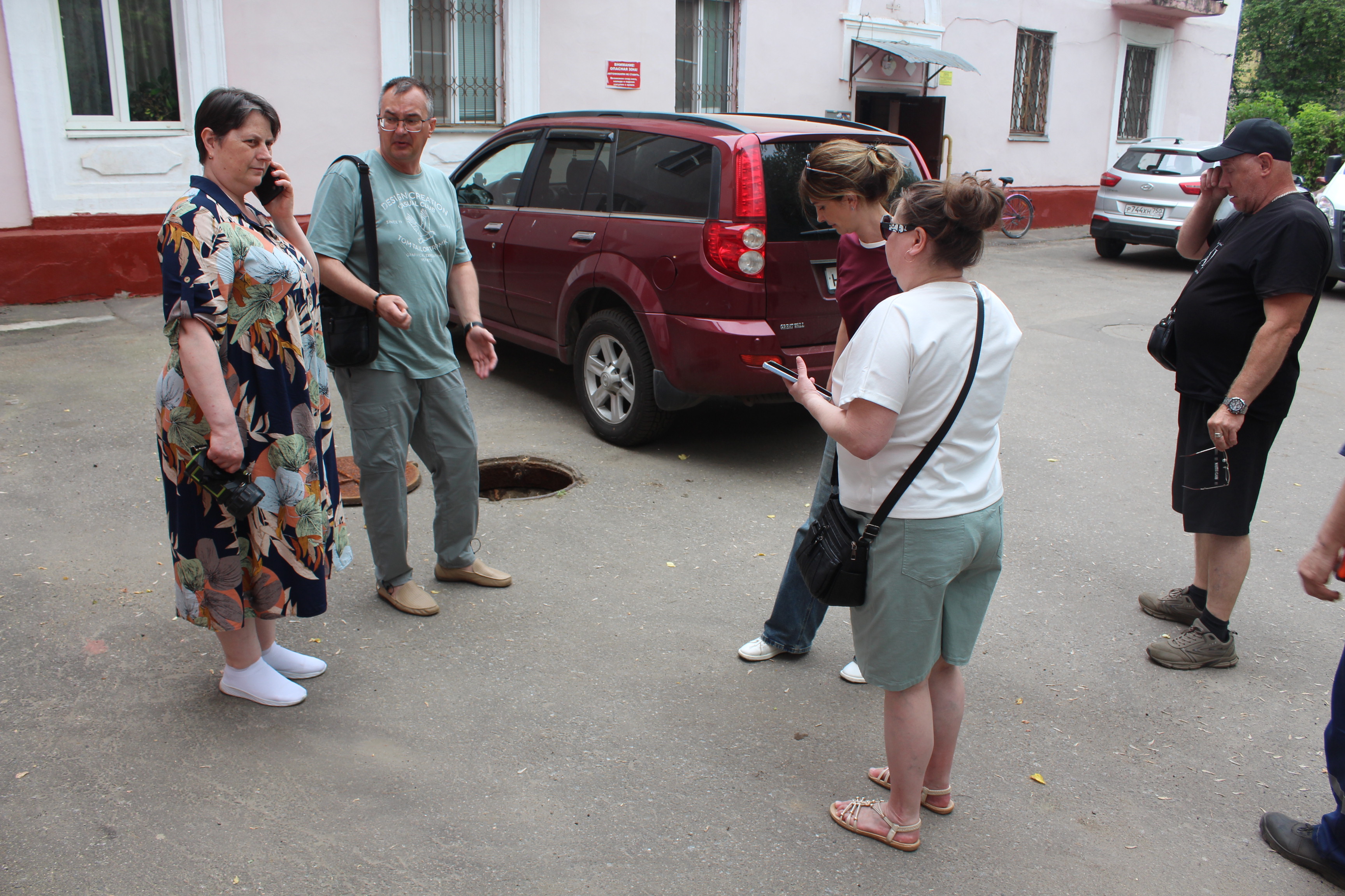 Заместитель главы городского округа Фрязино Виктория Оганезова провела обход закрепленной территории, в рамках которого совместно с сотрудниками Водоканала посетила дом №22 по улице Центральная