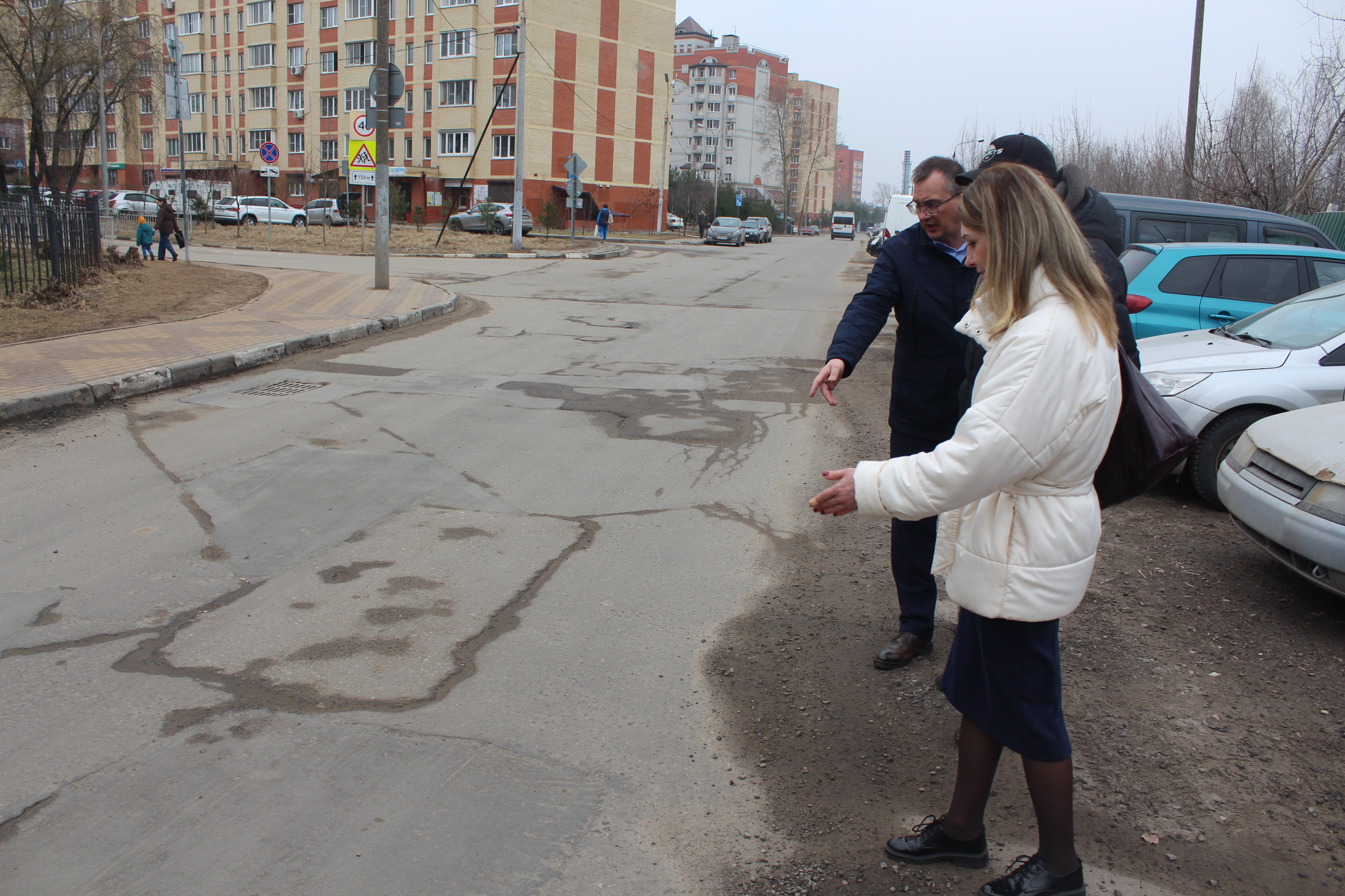 Заместитель главы городского округа Фрязино Виктория Оганезова проинспектировала состояние дорог и оценила качество ямочного ремонта.