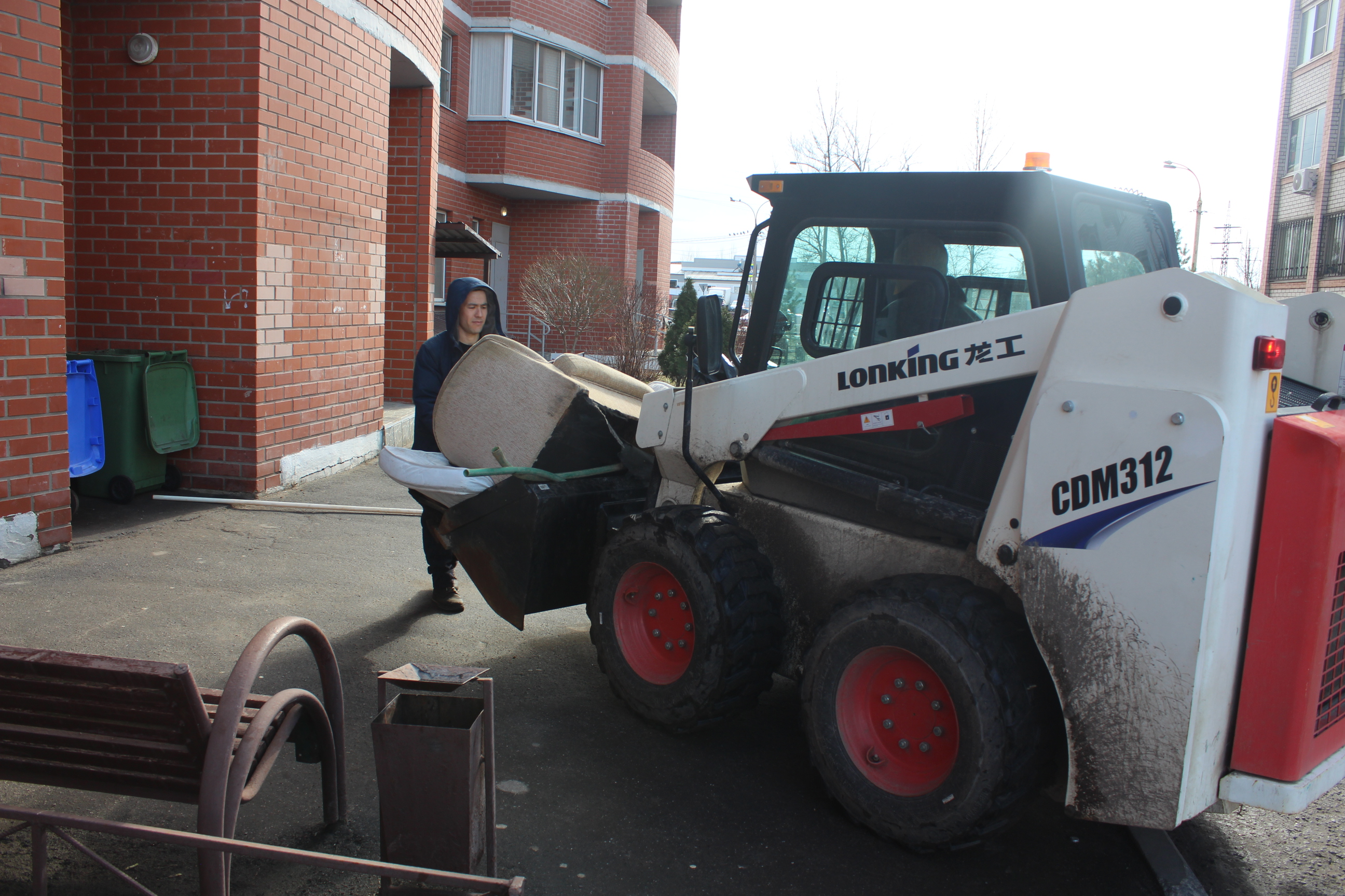 В рамках своего еженедельного обхода закрепленной территории заместитель главы городского округа Фрязино Наталья Владимировна Силаева встретилась с жителями дома номер 14 по улице Горького. 