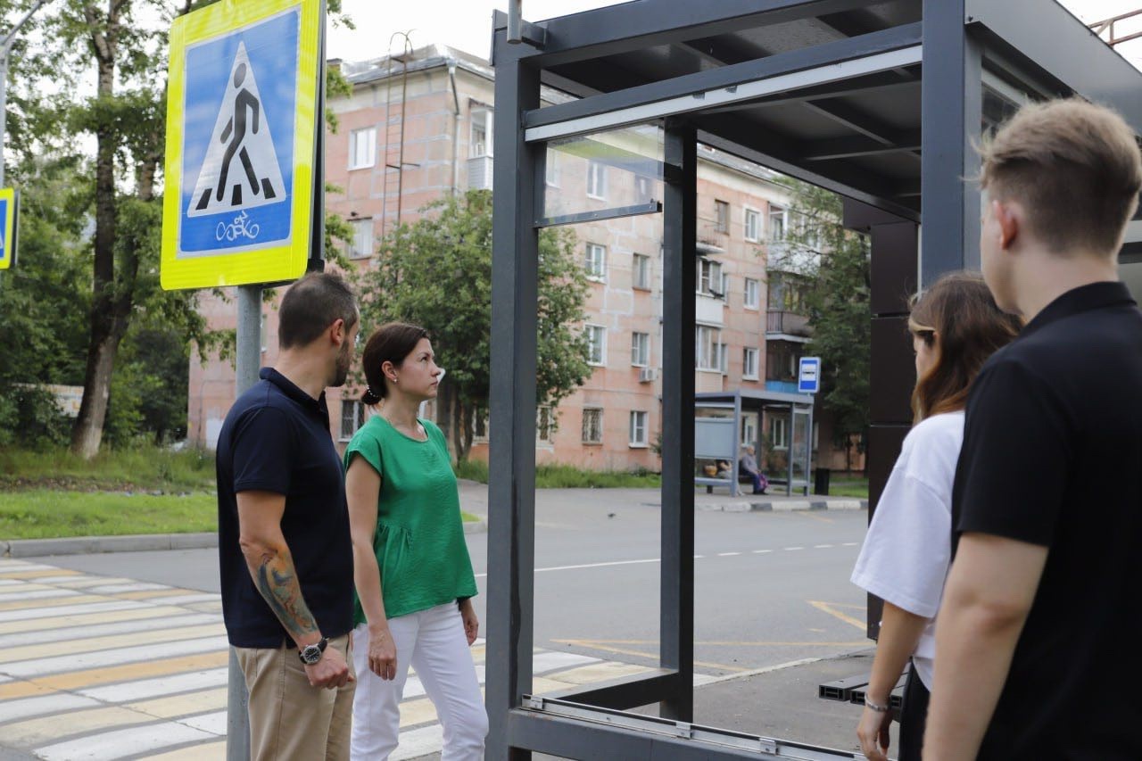 Заместитель главы г.о. Фрязино Наталья Силаева в рамках обхода территории проверила содержание остановочного пункта у дома №39 по улице Ленина.