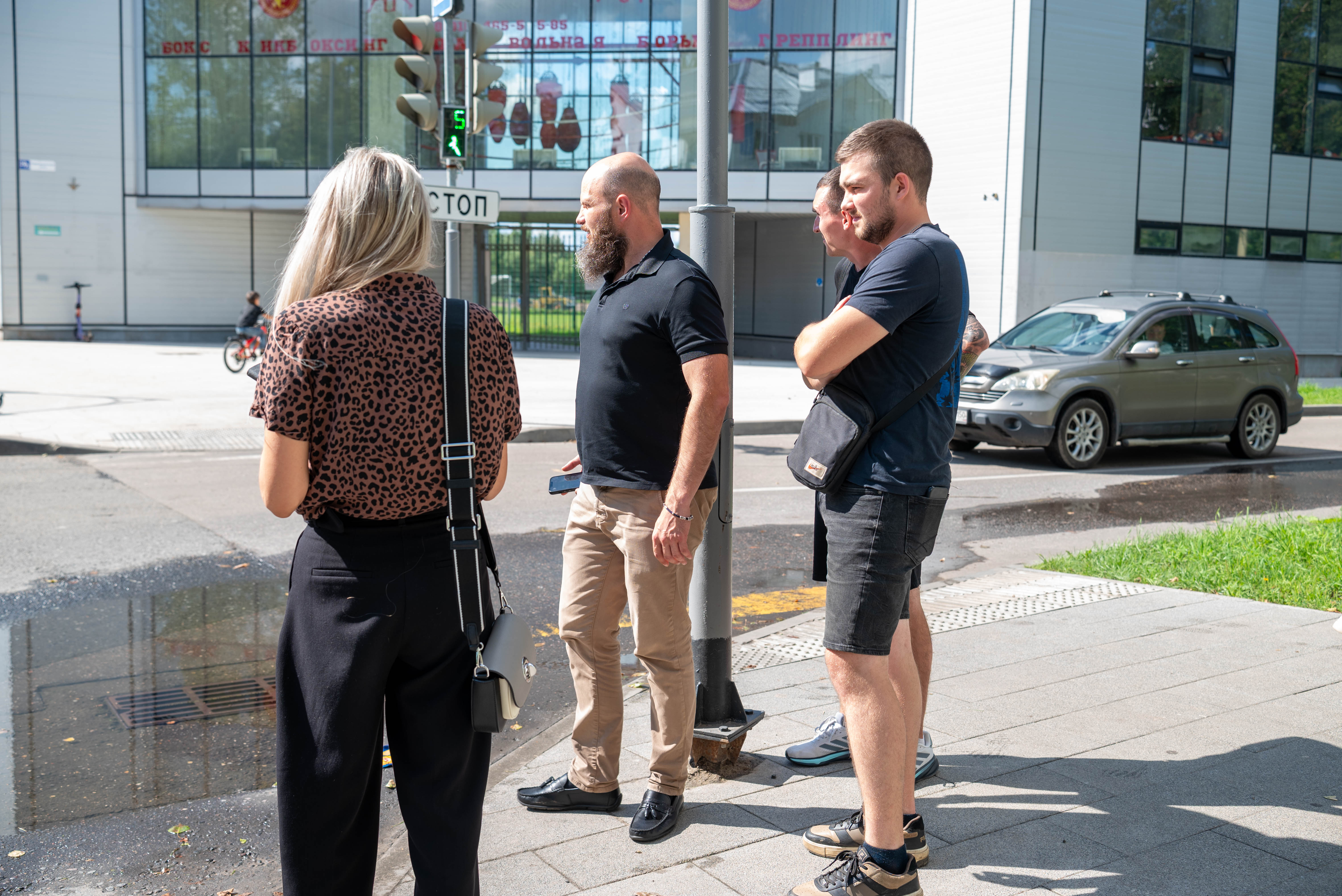 Начальник управления благоустройства, дорожного хозяйства и транспорта Павел Никишкин в рамках срочной выездной администрации проинспектировал работу ливневой канализации на пересечении улиц Ленина и Комсомольской