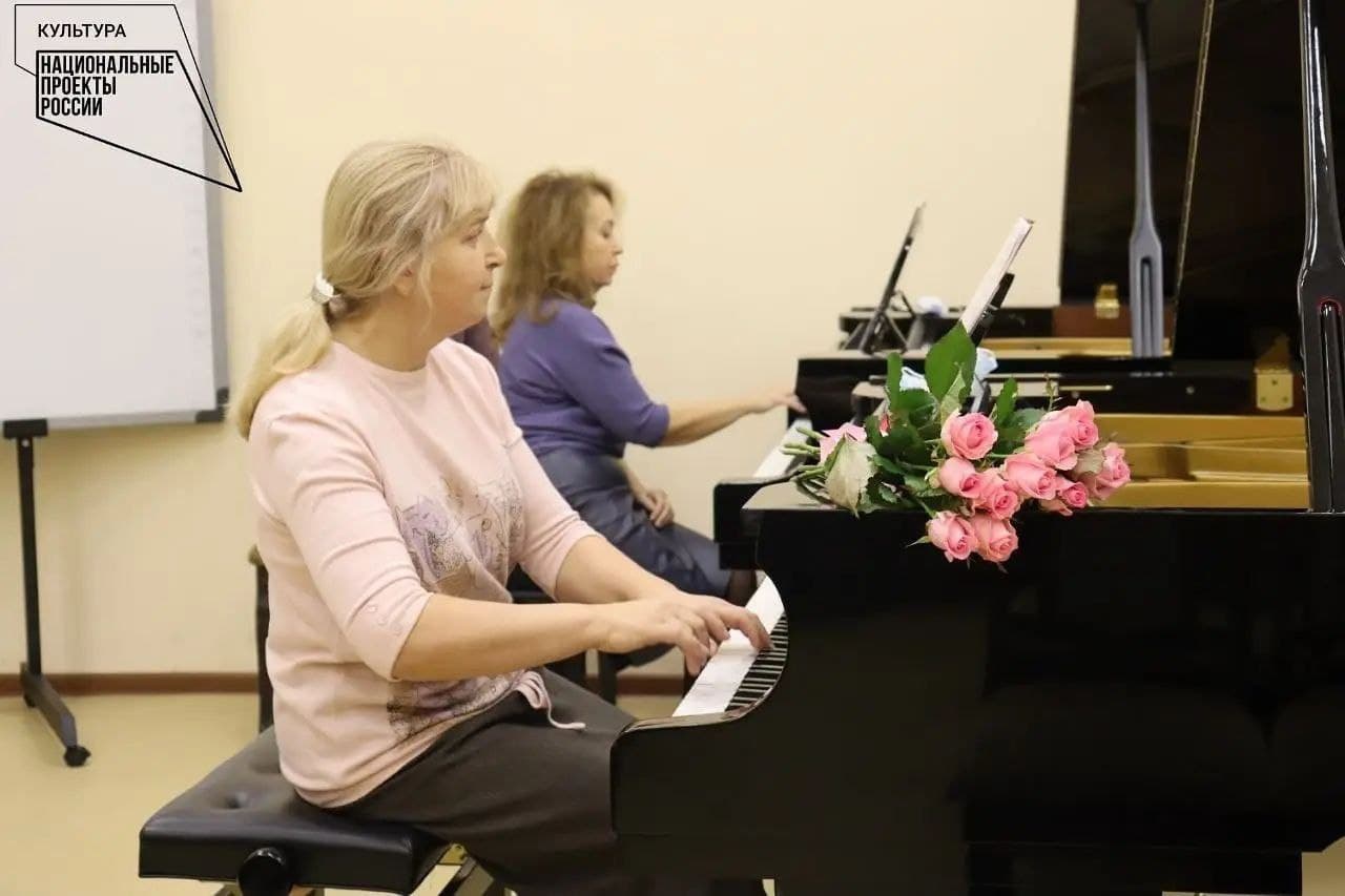 29 ноября 2021 года глава городского округа Фрязино Дмитрий Воробьев вместе с депутатом Государственной Думы Александром Толмачёвым посетили фрязинскую школу искусств