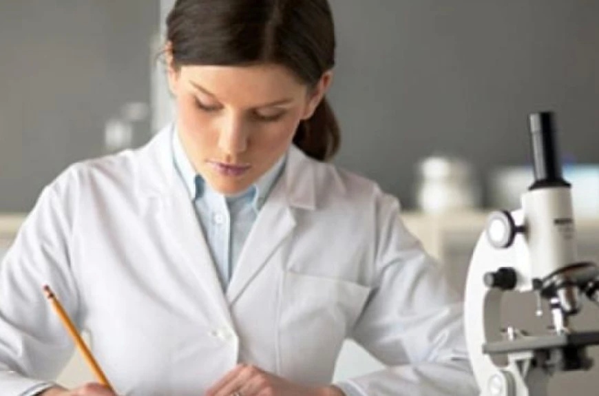 Фотография специалиста с микроскопом