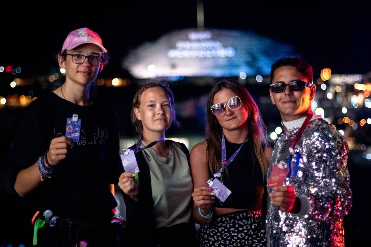 Самая активная молодёжь Наукограда посетила фестиваль «Таврида. АРТ» на берегу Чёрного моря в живописной бухте Капсель