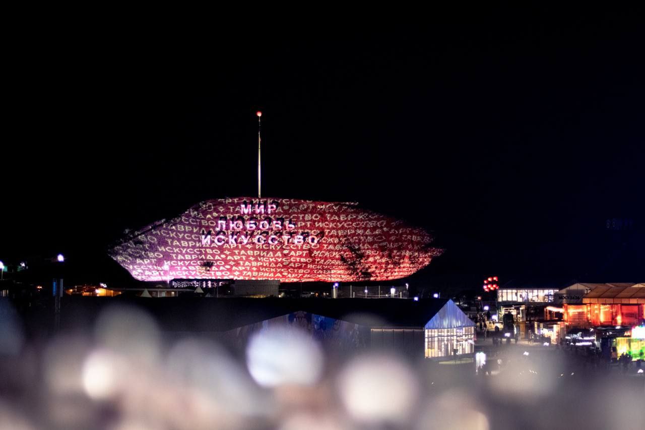 Самая активная молодёжь Наукограда посетила фестиваль «Таврида. АРТ» на берегу Чёрного моря в живописной бухте Капсель