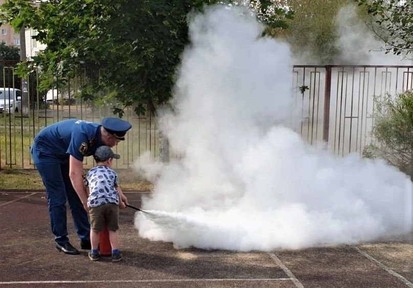 Сотрудники МЧС обучают юных жителей Фрязино основам пожарной безопасности
