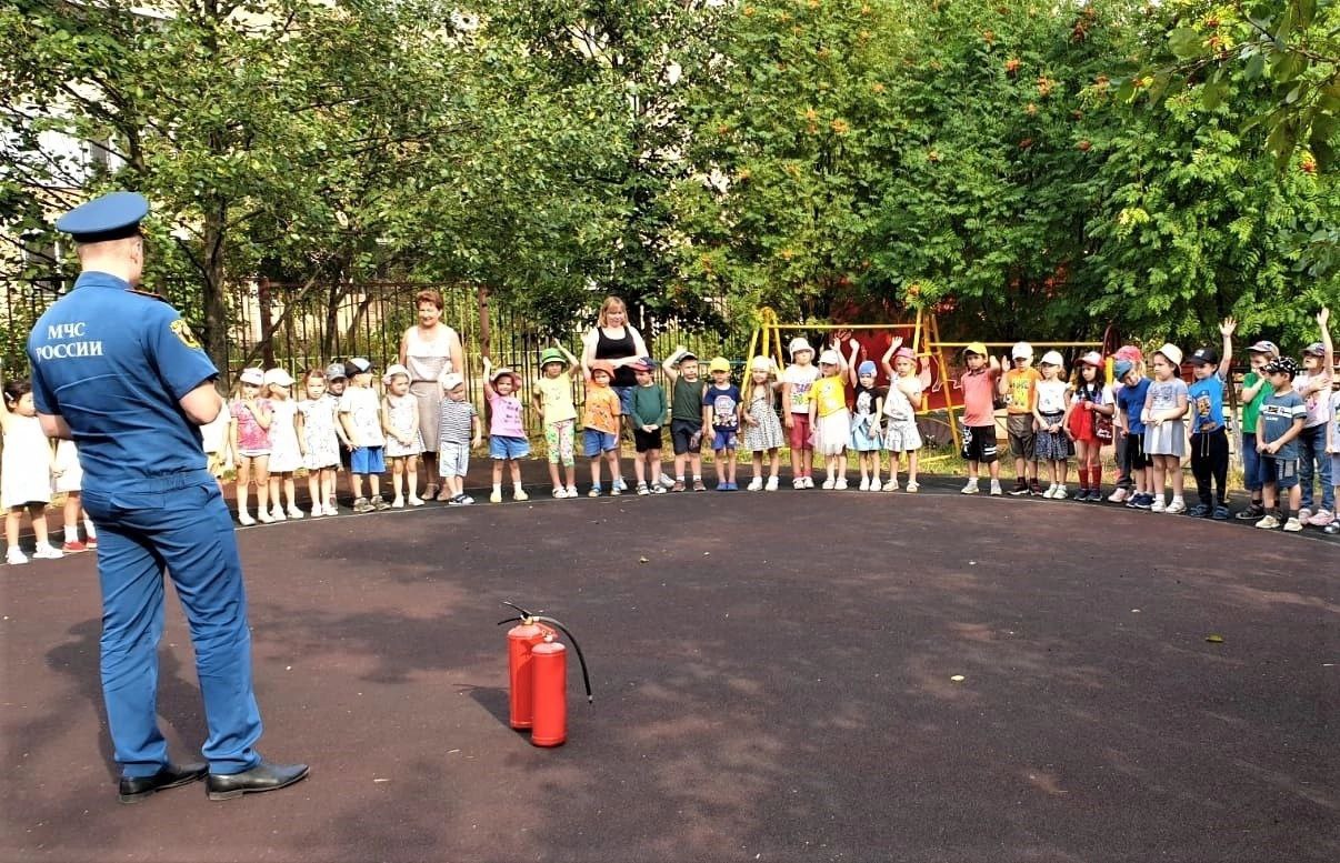 Сотрудники МЧС обучают юных жителей Фрязино основам пожарной безопасности