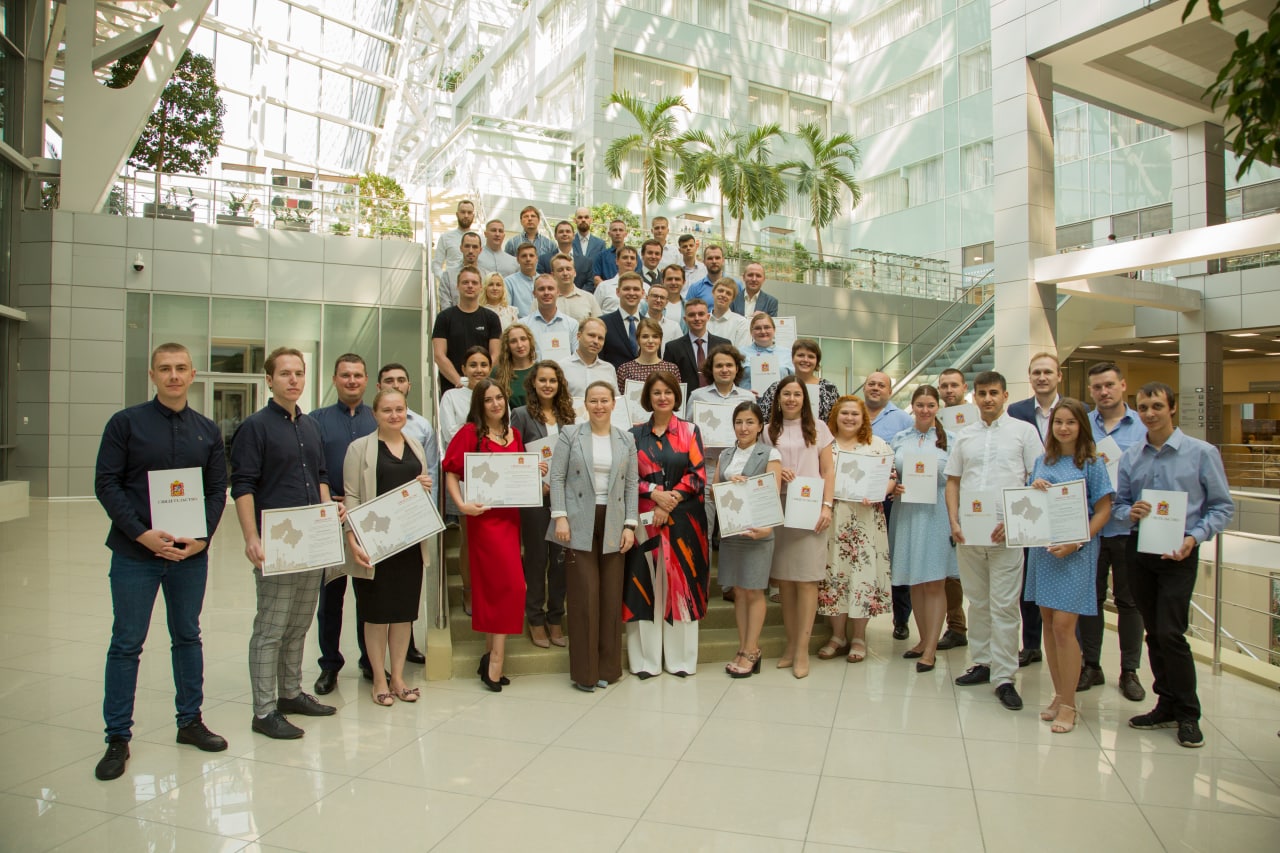 Заместитель председателя правительства – министр инвестиций, промышленности и науки Московской области Екатерина Зиновьева вручила свидетельства на получение социальной ипотеки молодым ученым и специалистам региона