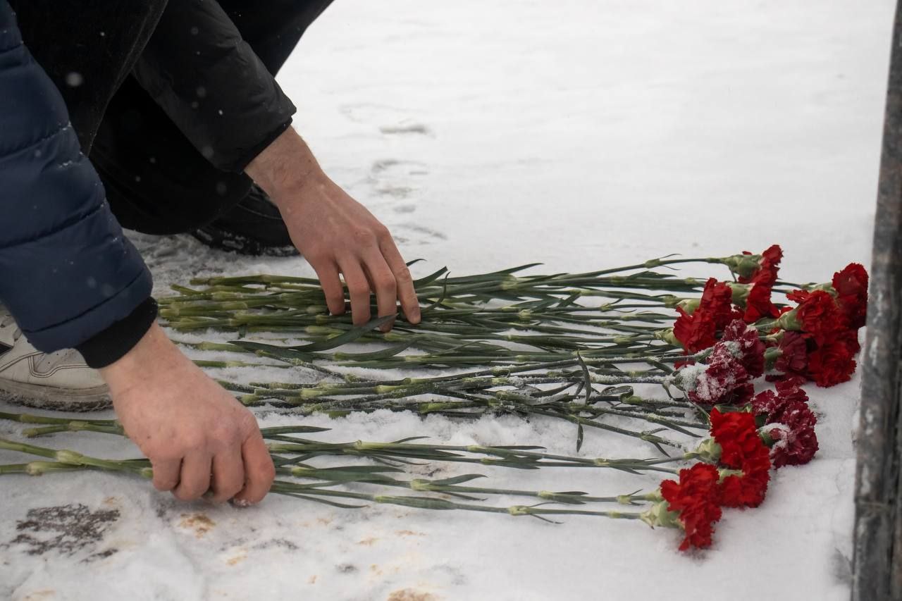 В честь Дня Неизвестного Солдата активисты фрязинского молодёжного центра вместе с молодогвардейцами и волонтерами Победы возложили цветы к Стеле Победы.