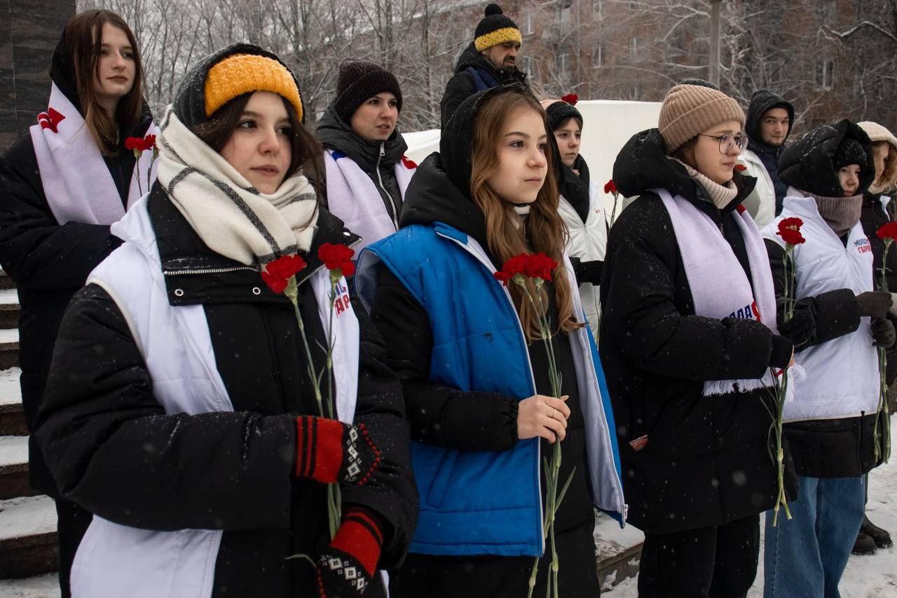В честь Дня Неизвестного Солдата активисты фрязинского молодёжного центра вместе с молодогвардейцами и волонтерами Победы возложили цветы к Стеле Победы.