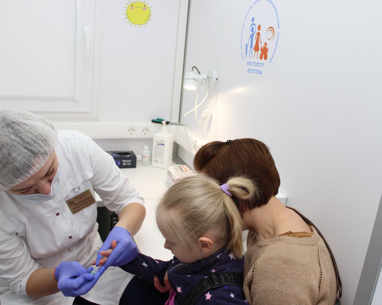 Бригада врачей Научно-исследовательского клинического института детства (НИКИ) провела выездной осмотр детей в нашем Наукограде