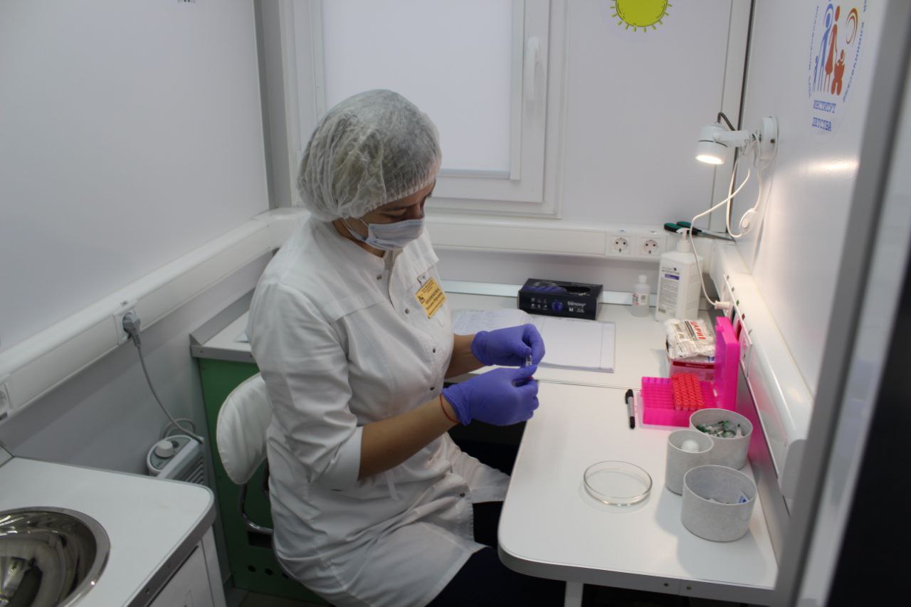 Бригада врачей Научно-исследовательского клинического института детства (НИКИ) провела выездной осмотр детей в нашем Наукограде