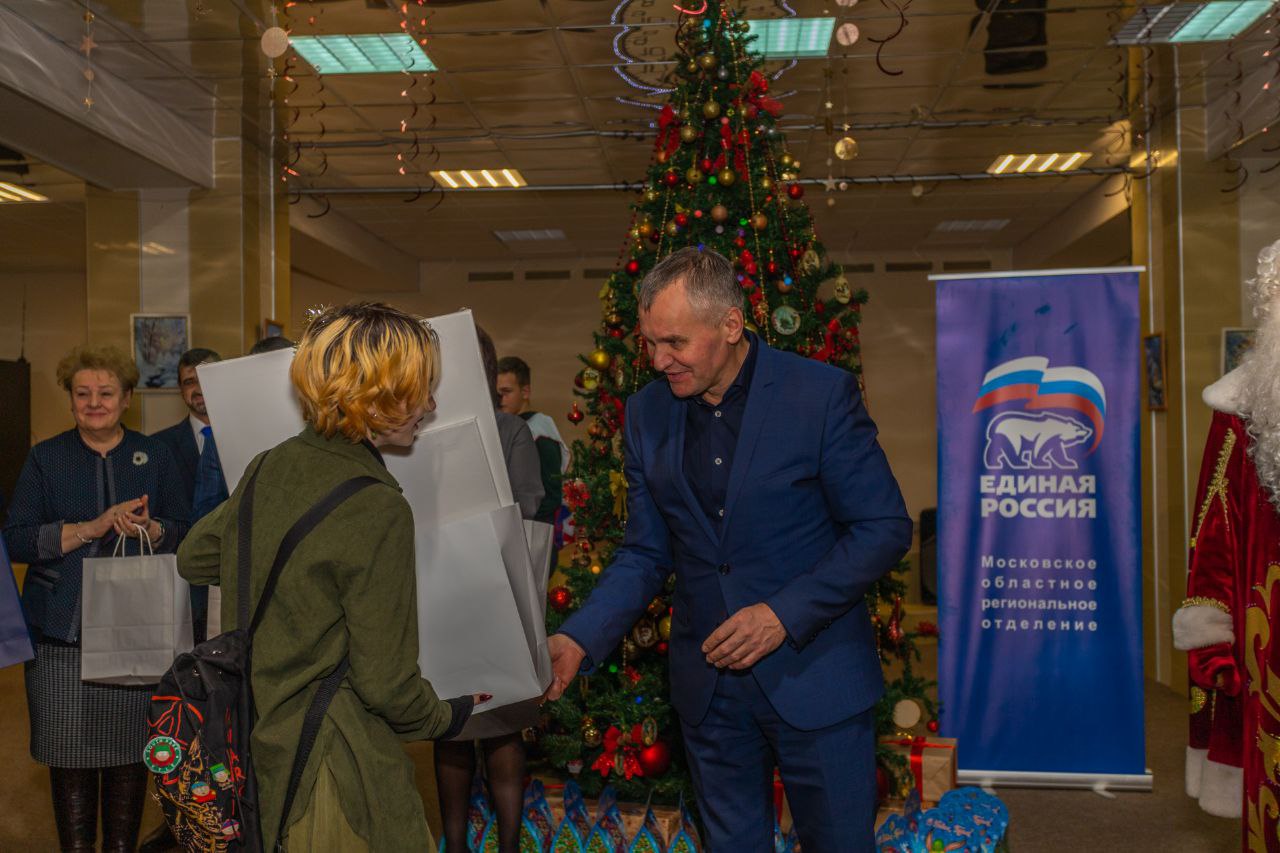 Во Дворце культуры «Исток» вручили подарки первым адресатам – малышам с особенностями здоровья.