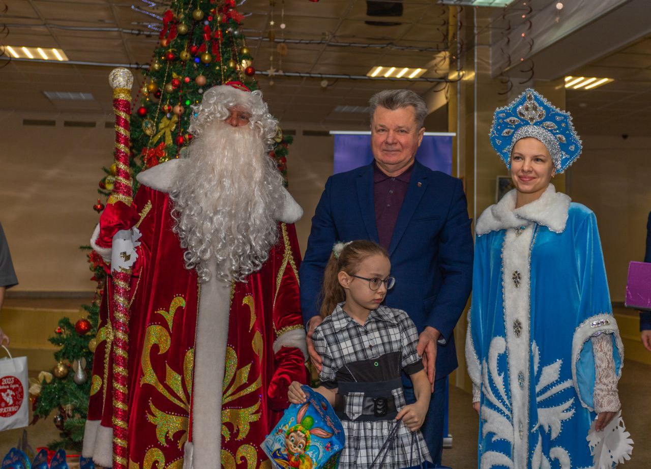 Во Дворце культуры «Исток» вручили подарки первым адресатам – малышам с особенностями здоровья.