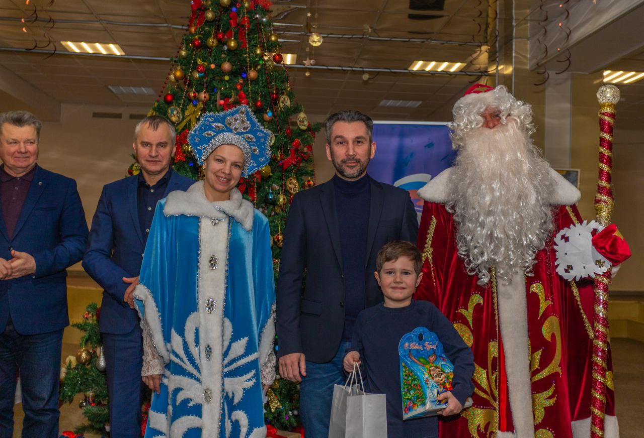 Во Дворце культуры «Исток» вручили подарки первым адресатам – малышам с особенностями здоровья.