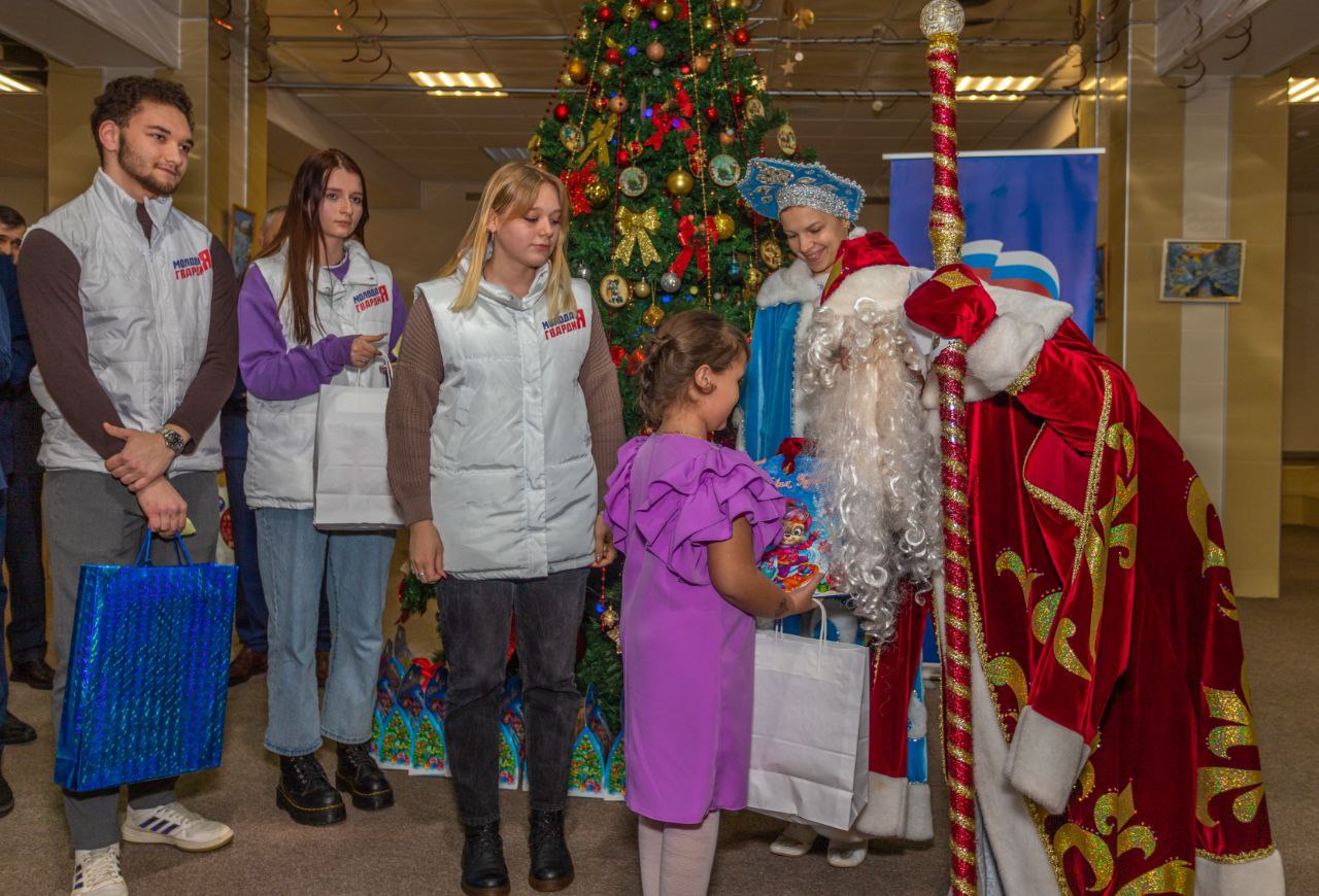 Во Дворце культуры «Исток» вручили подарки первым адресатам – малышам с особенностями здоровья.