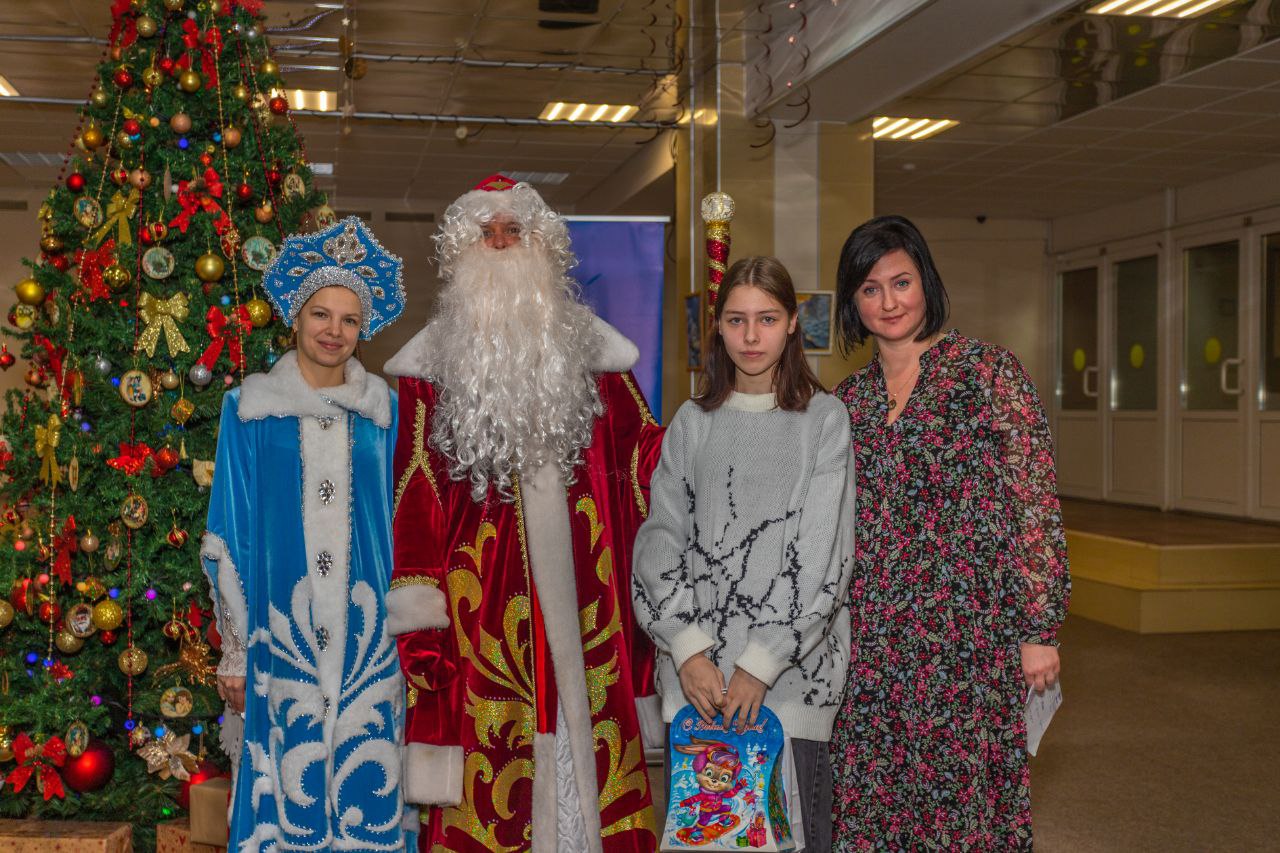 Во Дворце культуры «Исток» вручили подарки первым адресатам – малышам с особенностями здоровья.