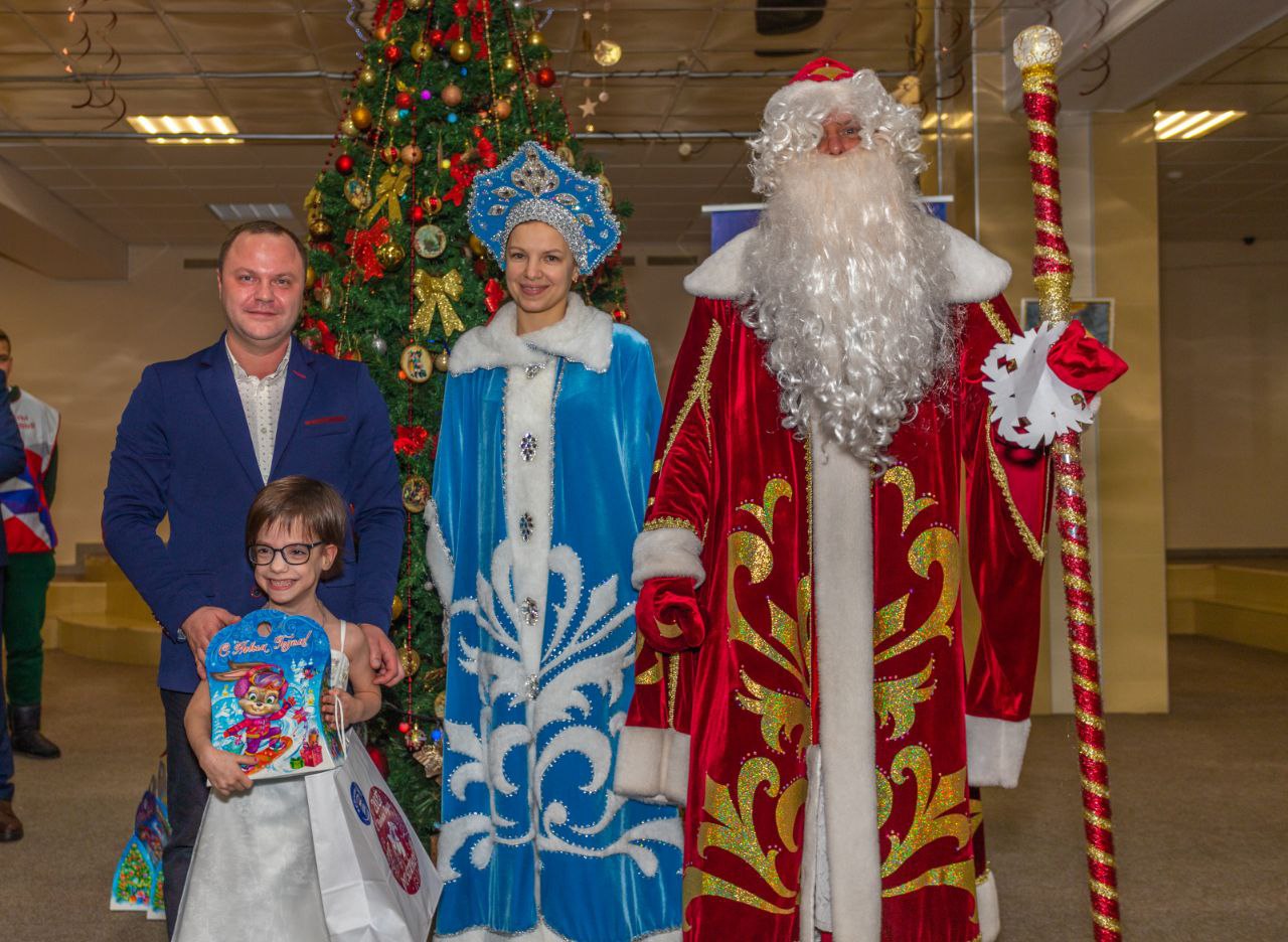 Во Дворце культуры «Исток» вручили подарки первым адресатам – малышам с особенностями здоровья.