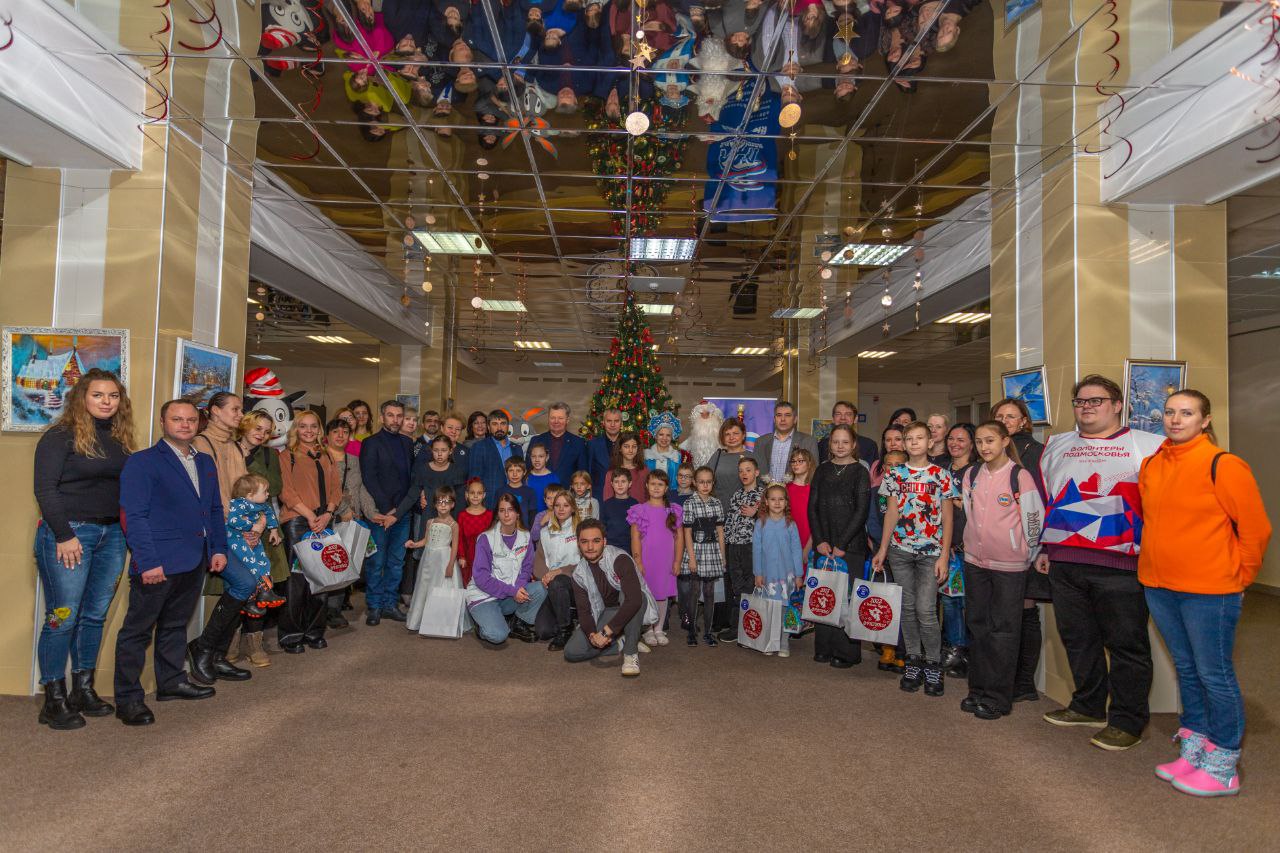 Во Дворце культуры «Исток» вручили подарки первым адресатам – малышам с особенностями здоровья.