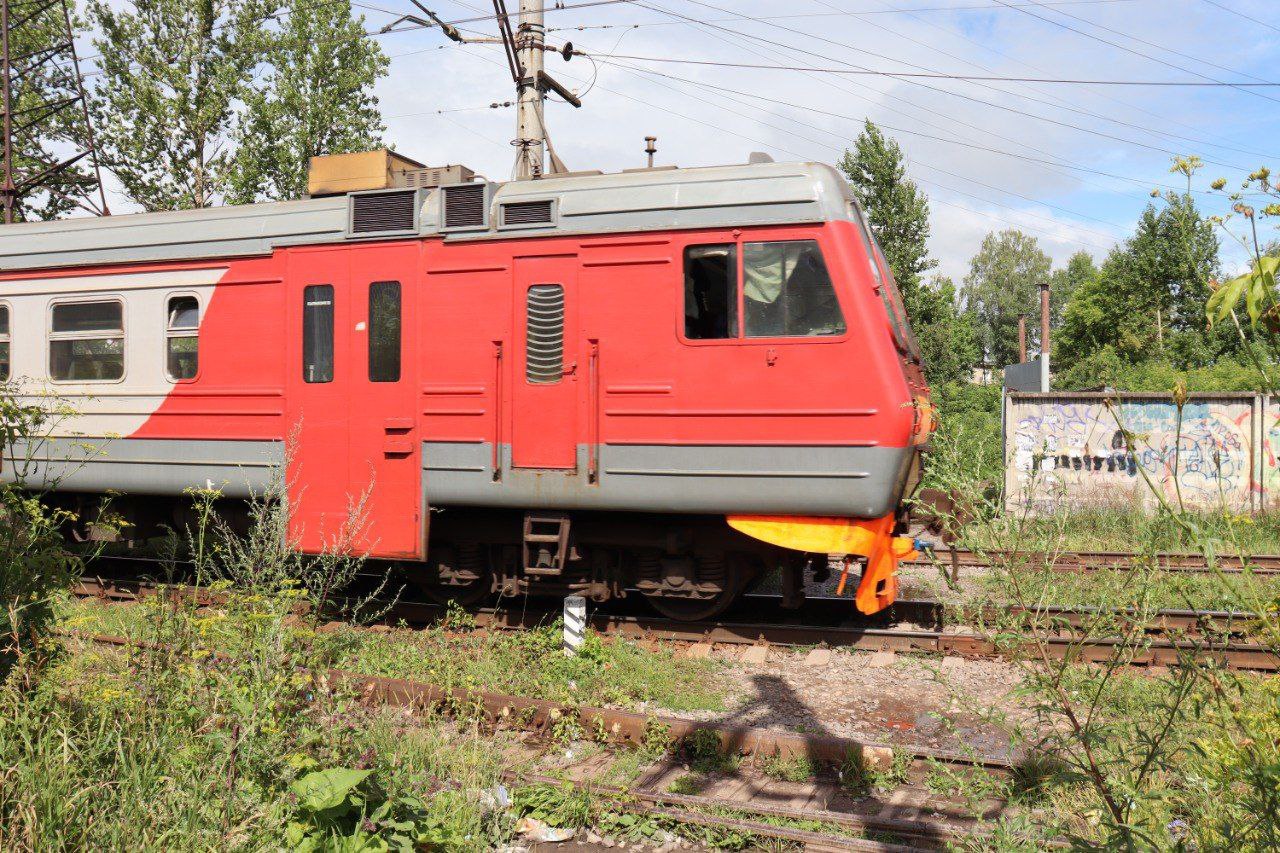 Сотрудники администрации городского округа Фрязино вместе с активистами молодежного центра и полицией провели опрос жителей Наукограда по вопросам, касающихся организации безопасного пешеходного перехода через ж/д пути в районе станции «Фрязино-Товарная»