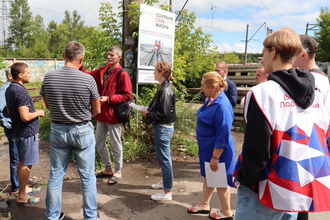 Сотрудники администрации городского округа Фрязино вместе с активистами молодежного центра и полицией провели опрос жителей Наукограда по вопросам, касающихся организации безопасного пешеходного перехода через ж/д пути в районе станции «Фрязино-Товарная»