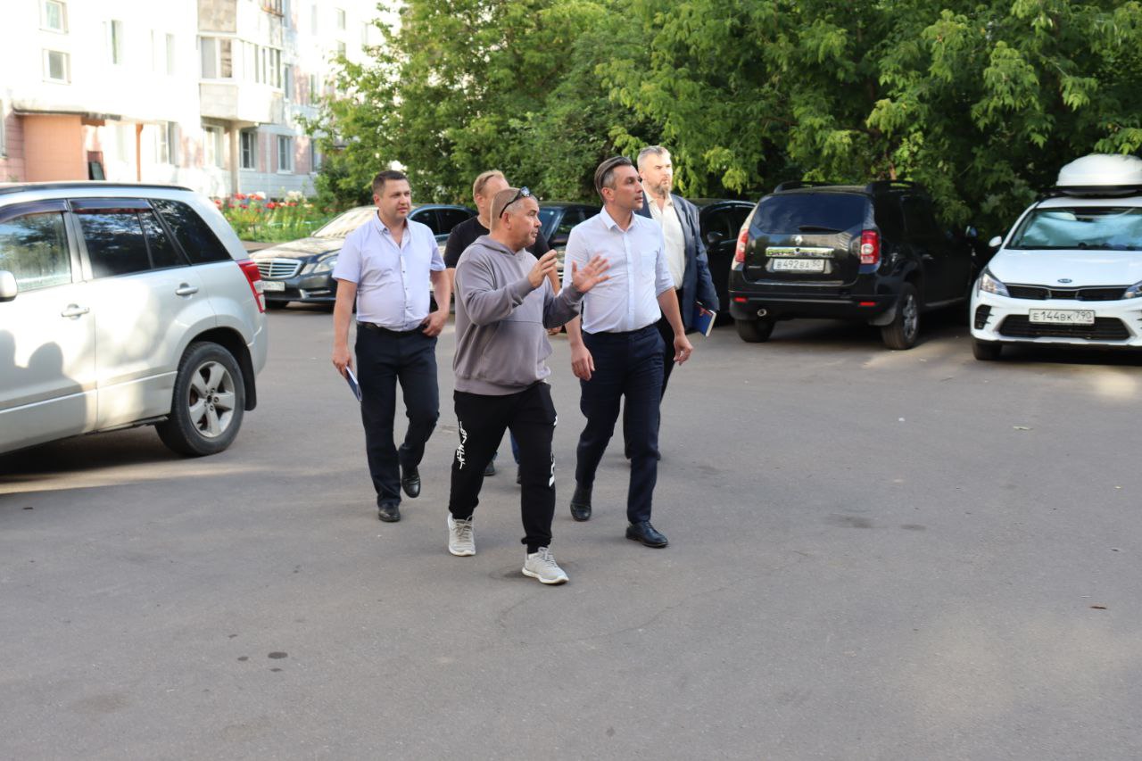 По поручению главы городского округа Фрязино Дмитрия Воробьева первый заместитель Нодар Бощеван провел встречу с Евгением Генераловым, жителем дома № 5 по пр. Десантников