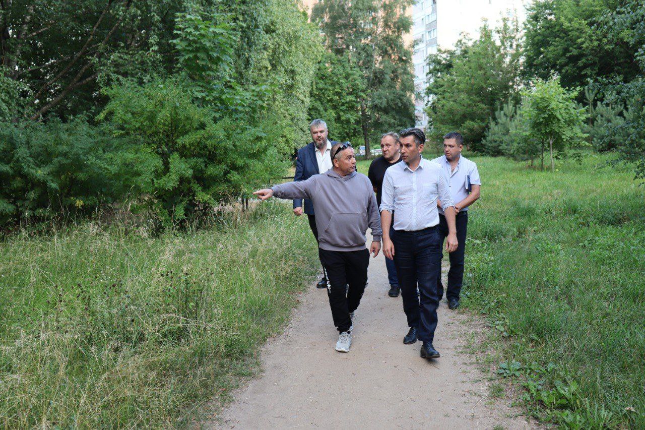 По поручению главы городского округа Фрязино Дмитрия Воробьева первый заместитель Нодар Бощеван провел встречу с Евгением Генераловым, жителем дома № 5 по пр. Десантников